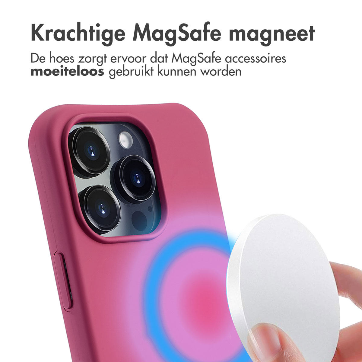 Een roze telefoonhoesje met drie cameralenzen en een witte MagSafe-oplader die door een hand wordt vastgehouden, op een witte achtergrond.