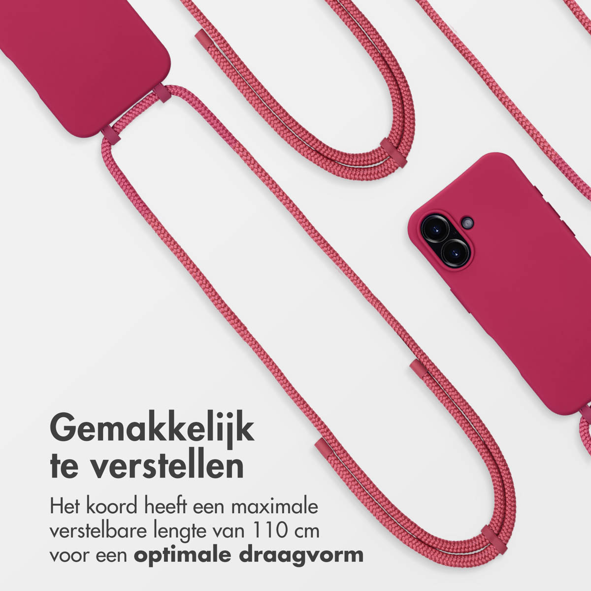 Un étui de téléphone rose avec un cordon assorti, le texte "Gemakkelijk te verstellen" est écrit en dessous, sur fond blanc.