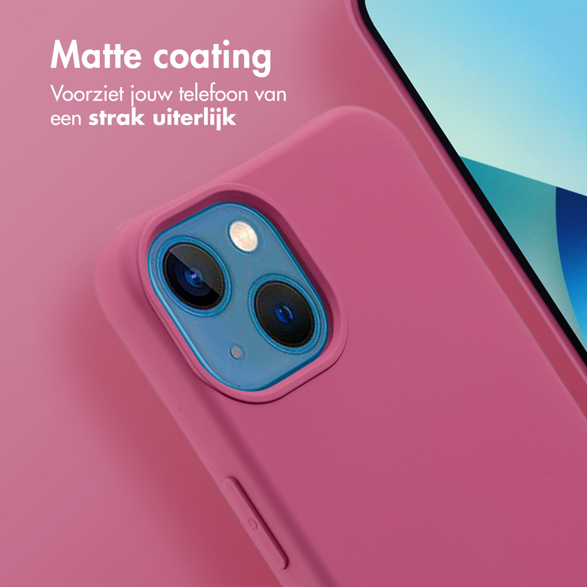Close-up van een roze telefoonhoesje op een roze oppervlak, met de cameralenzen.