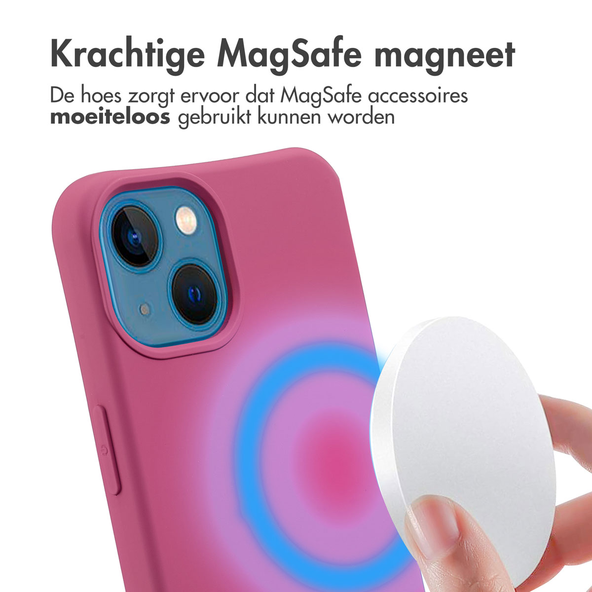 Een roze telefoonhoesje met een blauwe en roze magnetische ring. Een witte, ronde MagSafe-oplader wordt door een hand vastgehouden.