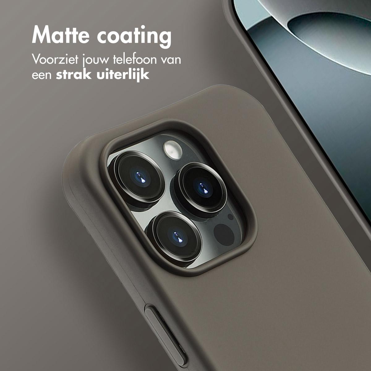 Gros plan sur un téléphone avec un étui marron mat, lentilles de caméra visibles.