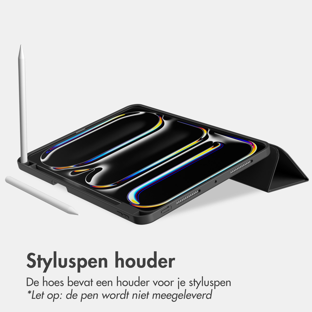Zwarte tablethoes met stylus houder. Twee stylussen zijn zichtbaar, één in de hoes en de andere daarbuiten.