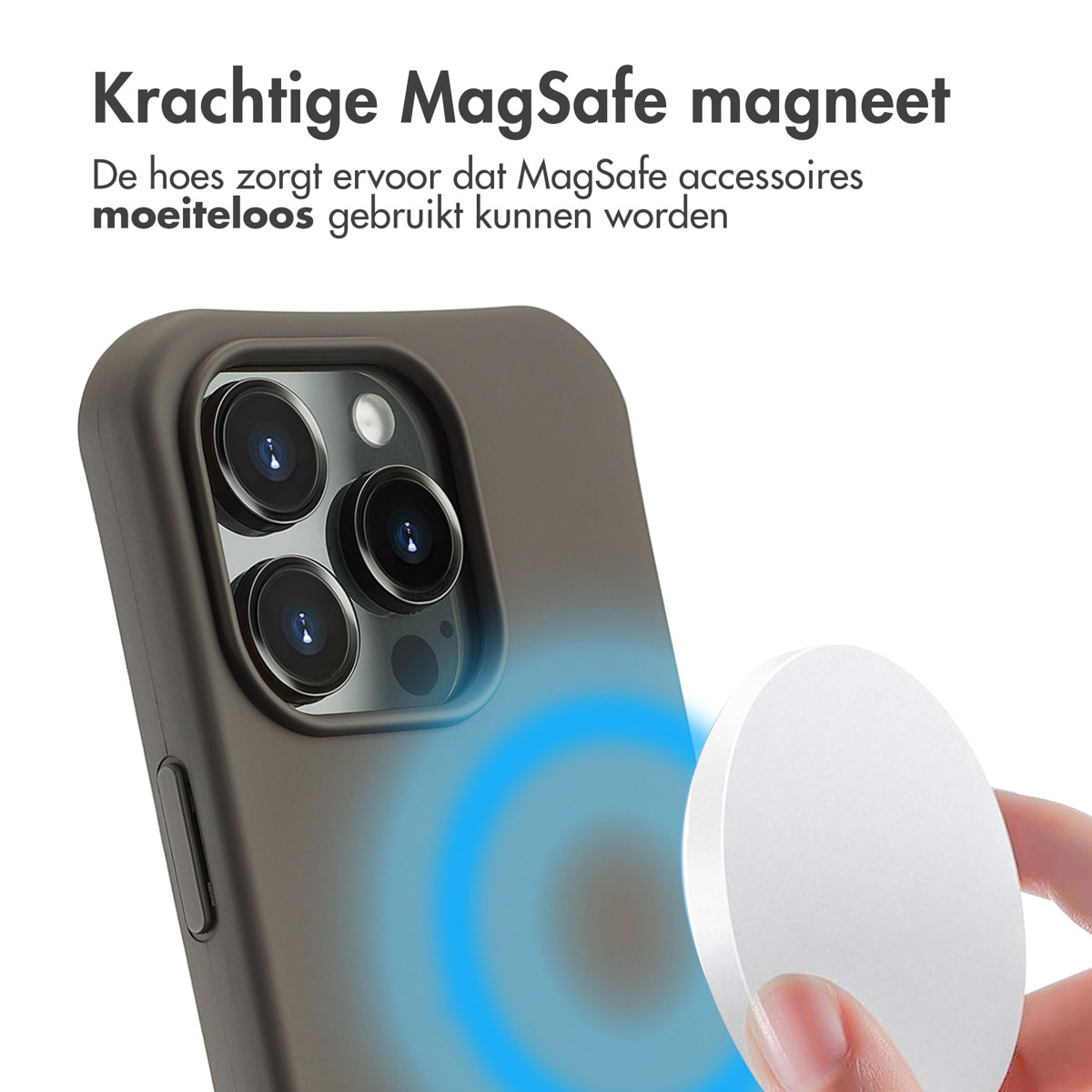 Een telefoonhoesje met een magnetische cirkel naast een MagSafe-oplader. De hoes is bruin.
