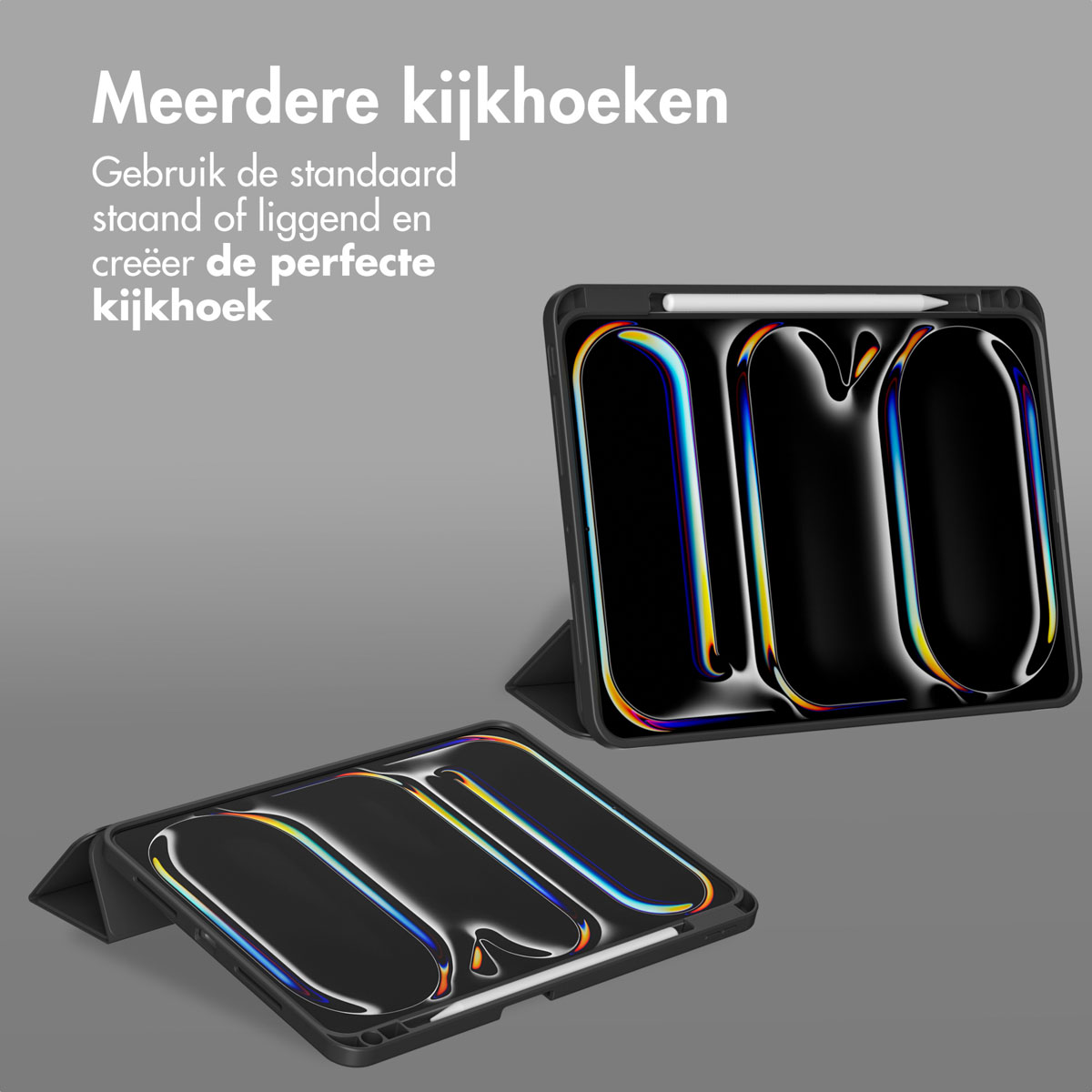 Twee tablets in zwarte hoesjes. Eén is open, één is gesloten. Grijze achtergrond. Witte stylus zichtbaar.