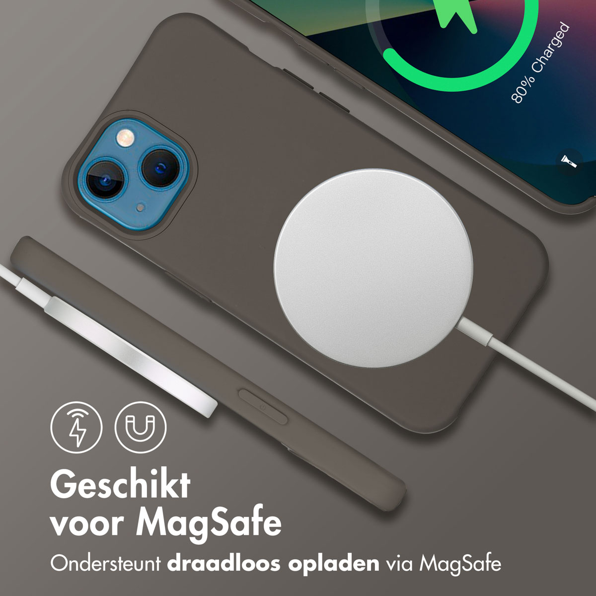 Een telefoon die draadloos oplaadt op een MagSafe-oplader, met een hoesje, toont 80% opgeladen.