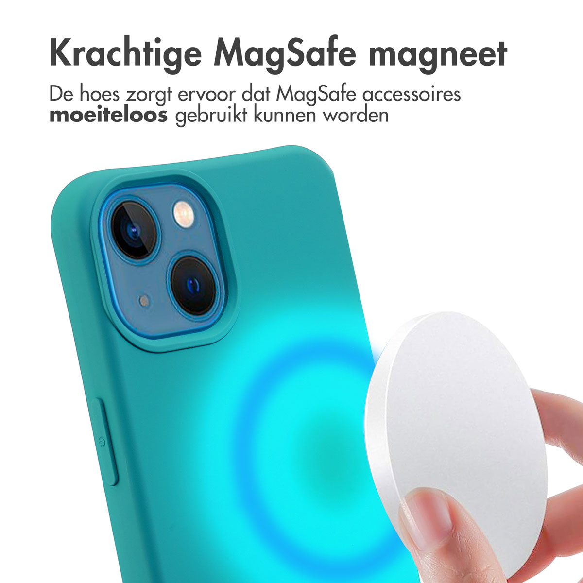 Een turquoise telefoonhoesje met een blauwe lichtcirkel en een witte schijf in een hand, wat MagSafe-technologie suggereert.
