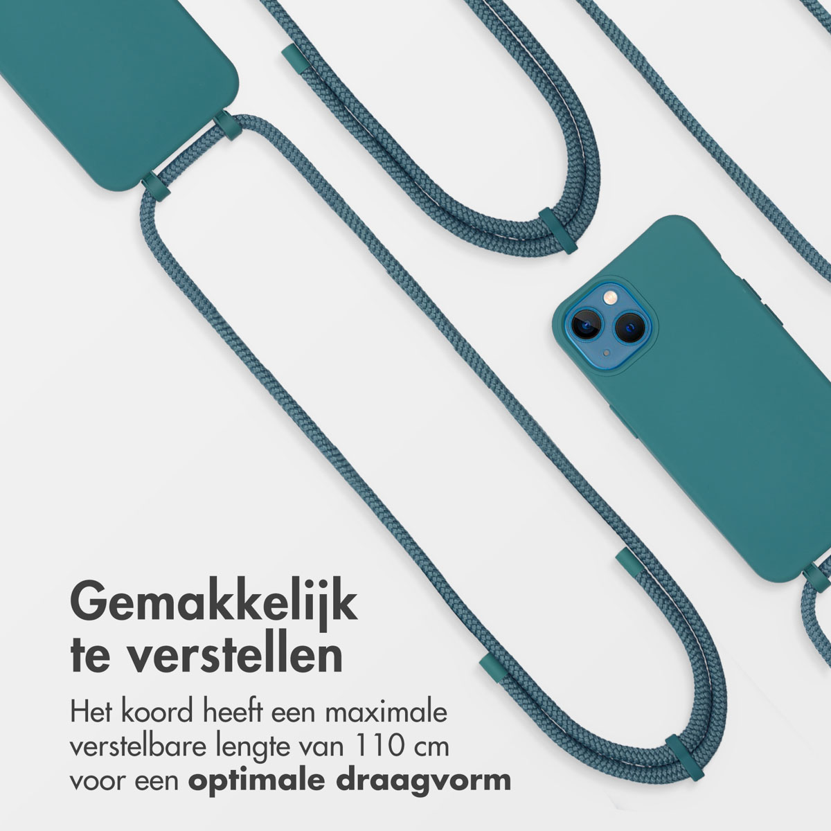 Een teal telefoonhoesje met een teal riempje. Het riempje is bevestigd aan het telefoonhoesje. Witte achtergrond.