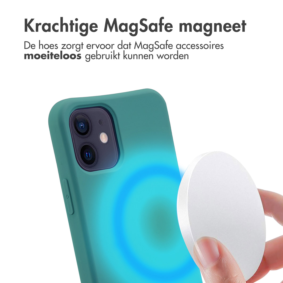 Een blauwgroene telefoonhoes met een blauwe cirkelvormige gloed. Een witte, ronde MagSafe-accessoire wordt door een hand vastgehouden. Tekst bovenaan.