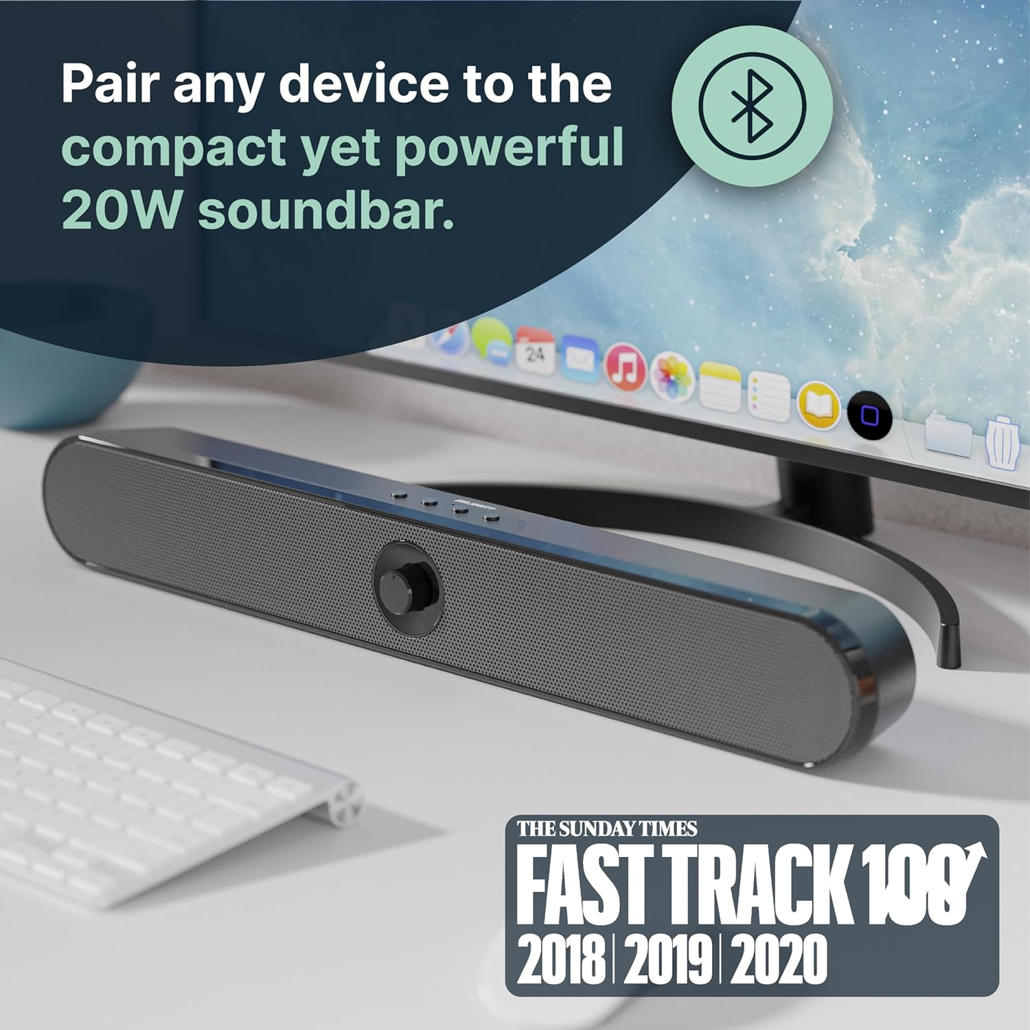Een soundbar op een bureau met een monitor, een toetsenbord en een Fast Track 100-logo.
