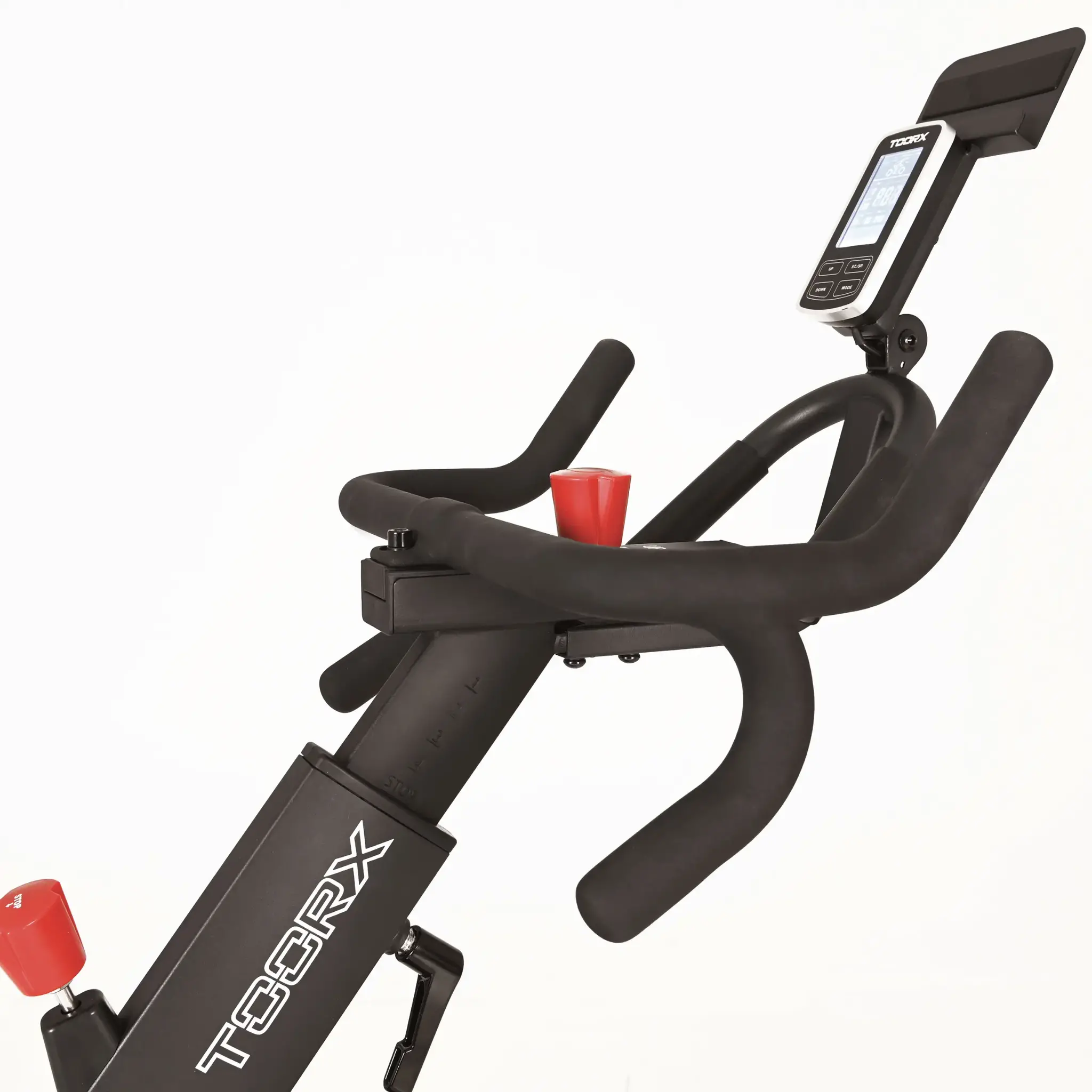 Zwarte hometrainer met scherm, handvatten en rode knop. Witte achtergrond.