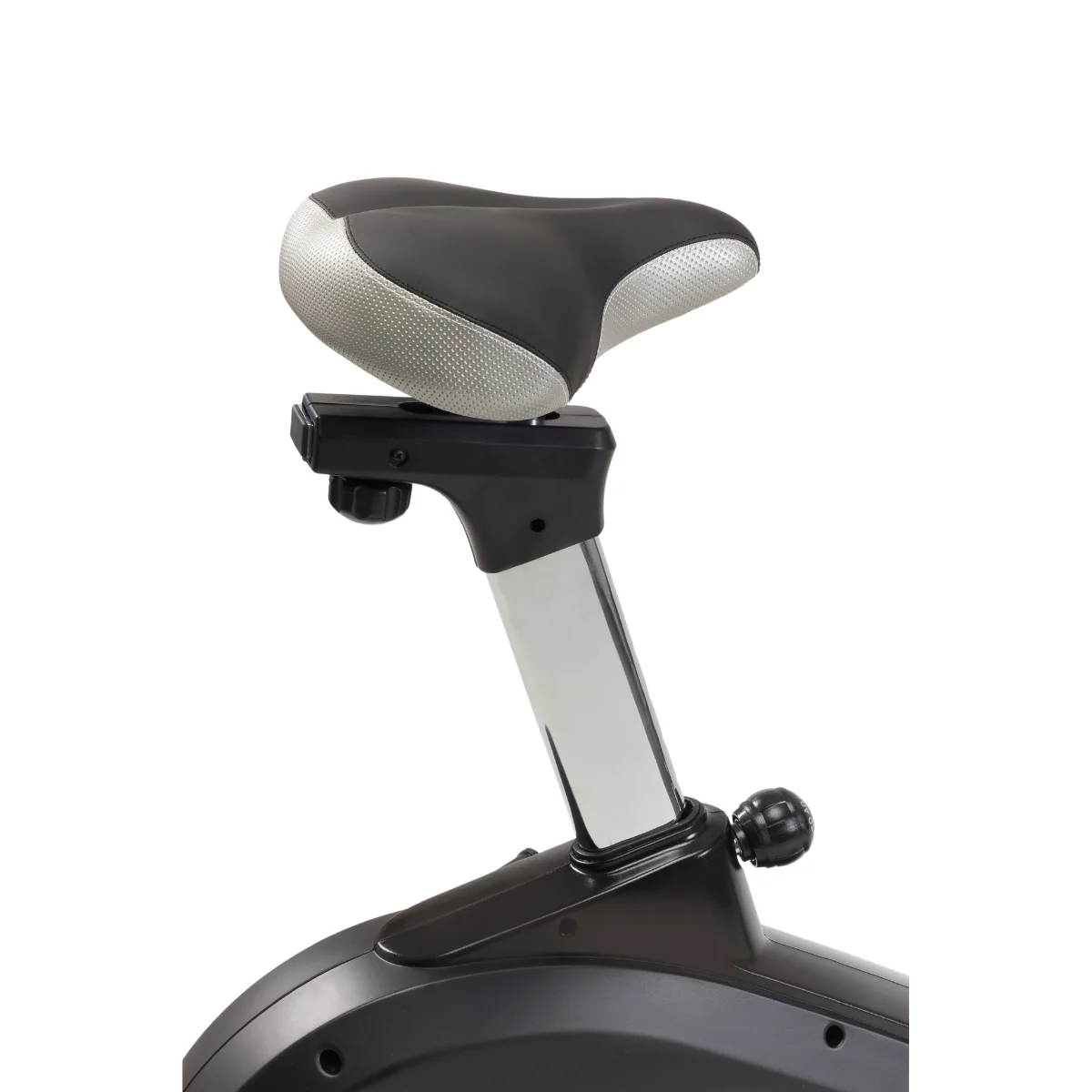 Schwarzer und silberner Heimtrainer-Sitz mit einem schwarzen und silbernen Heimtrainer-Sitz.