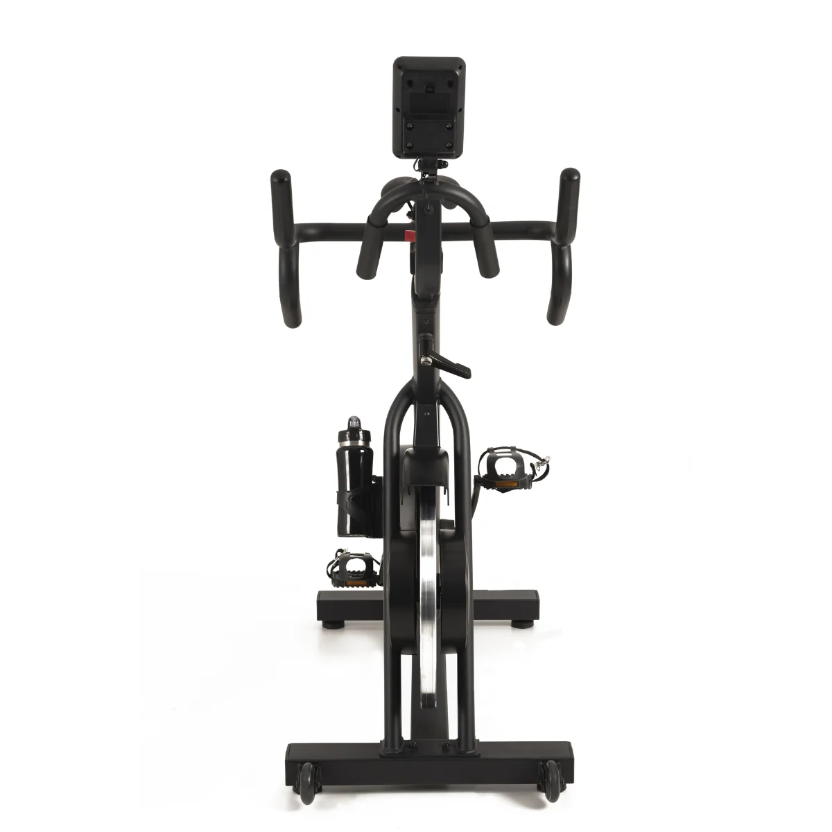 Schwarzes Trainingsfahrrad. Vorderansicht des Fahrrads mit Griffen und Wasserflasche.