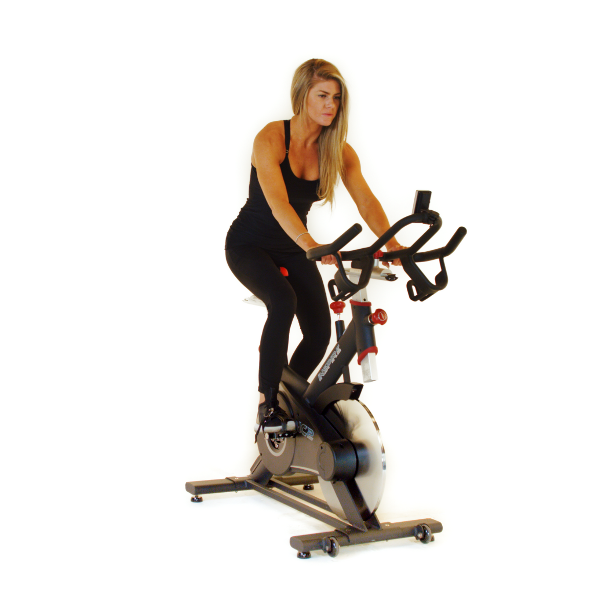 Een vrouw in zwarte kleding op een hometrainer, witte achtergrond.
