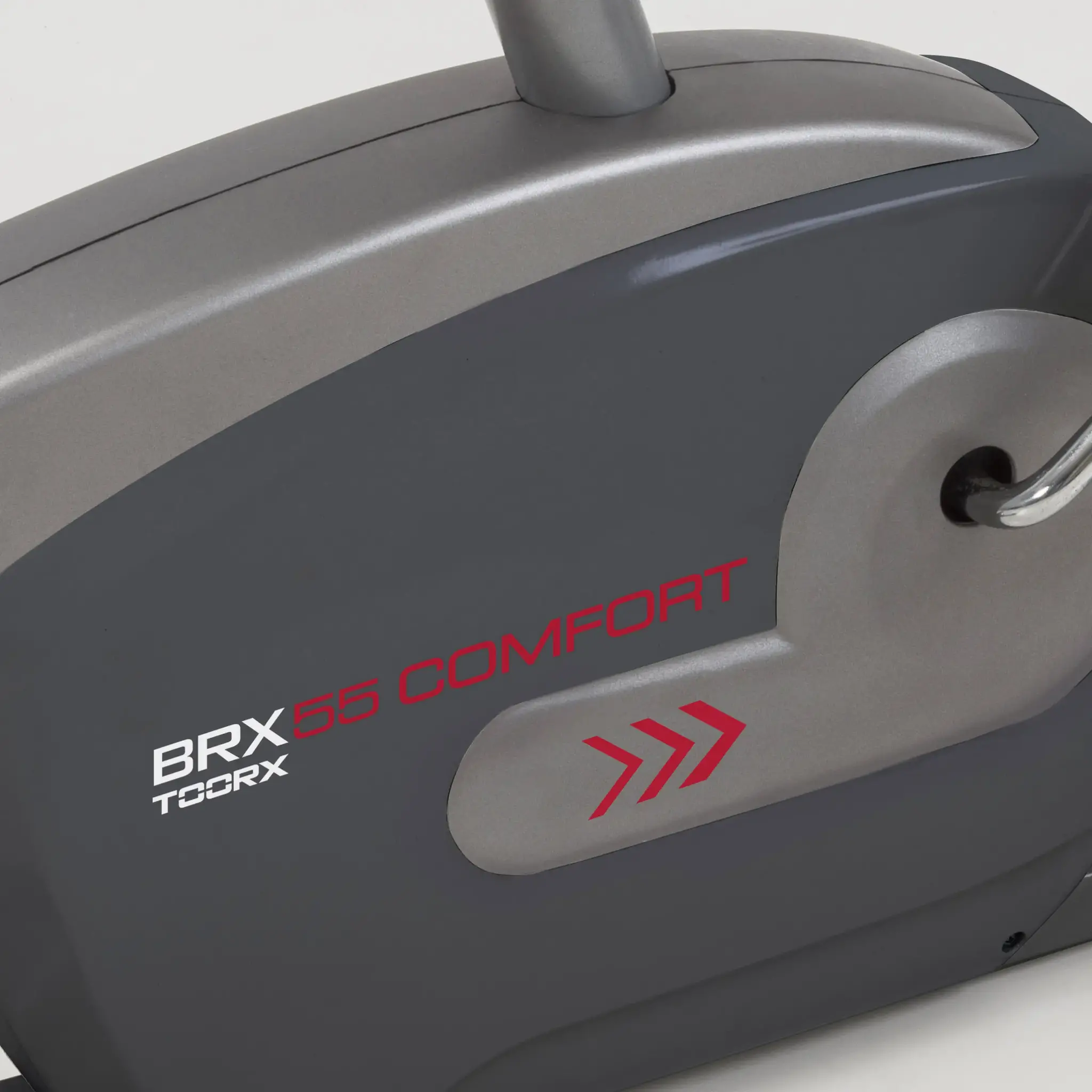 Nahaufnahme der Konsole eines Heimtrainers. Der Text 'BRX 56 COMFORT' ist in roten Buchstaben zu sehen.
