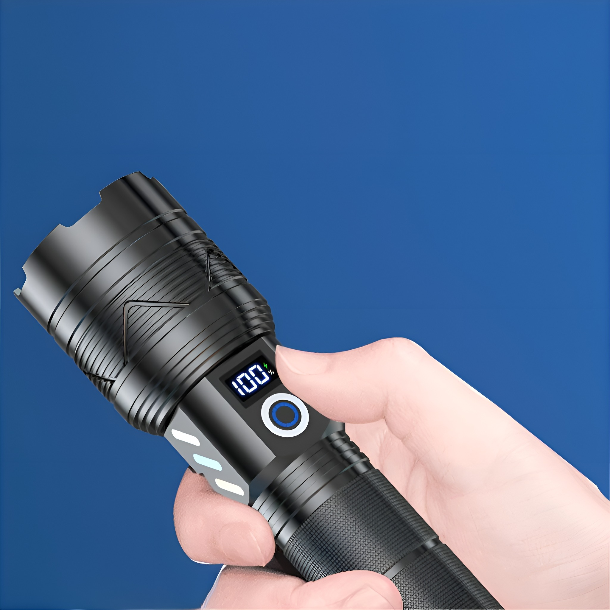 Hand hält schwarze Taschenlampe, zeigt 100% Akku. Blauer Hintergrund.