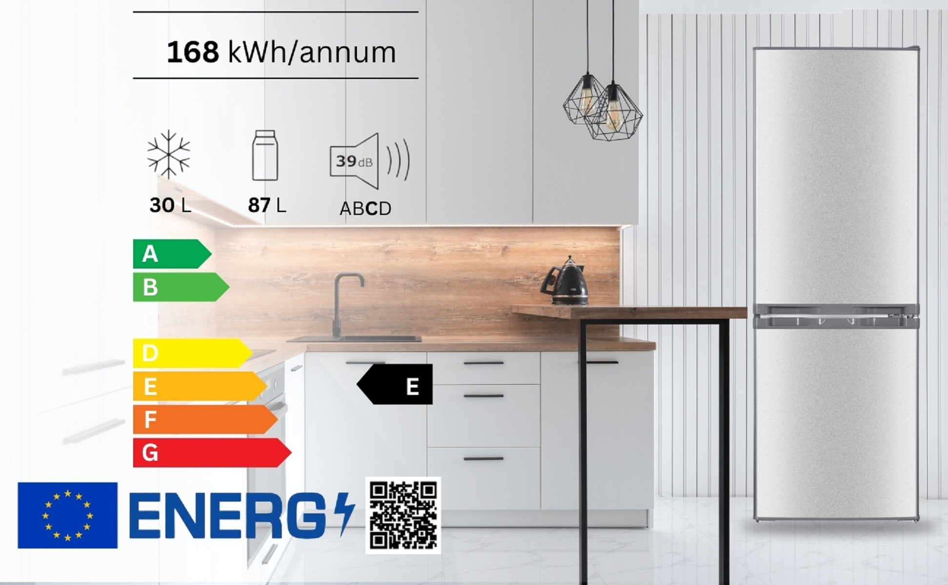 Kühlschrank mit Energielabel. Das Label zeigt die Energieeffizienzklasse E. Die Küche hat weiße Schränke.