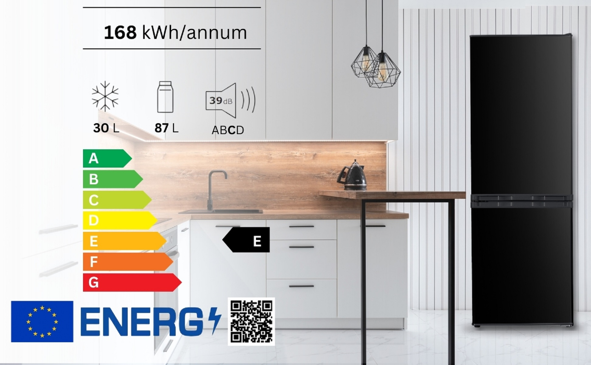 Schwarzer Kühlschrank mit Energielabel. Küchenhintergrund mit Geräten.