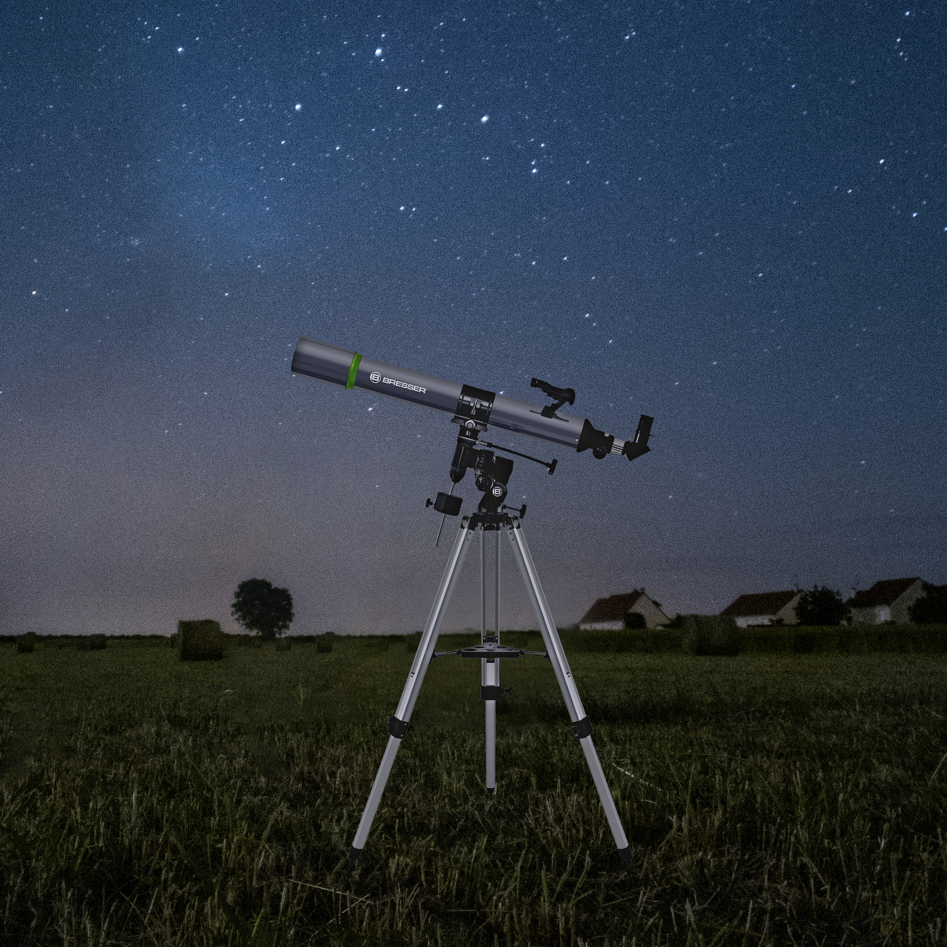 Telescopio en trípode en un campo por la noche.