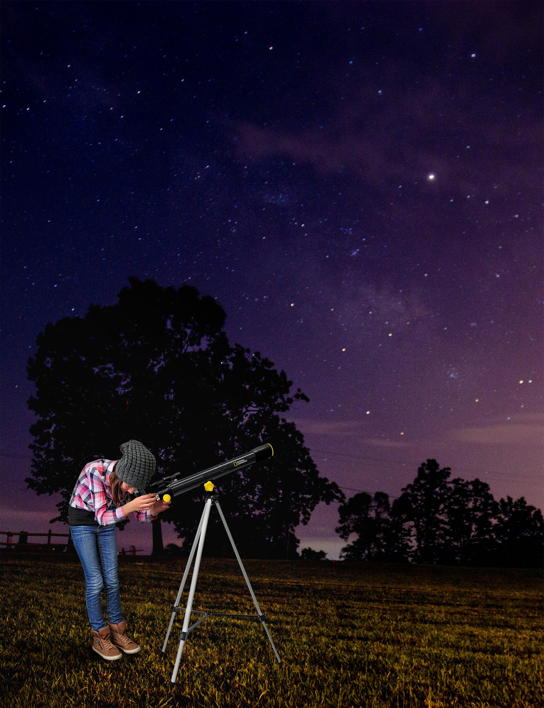Una mujer mirando a través de un telescopio el cielo estrellado sobre un campo.