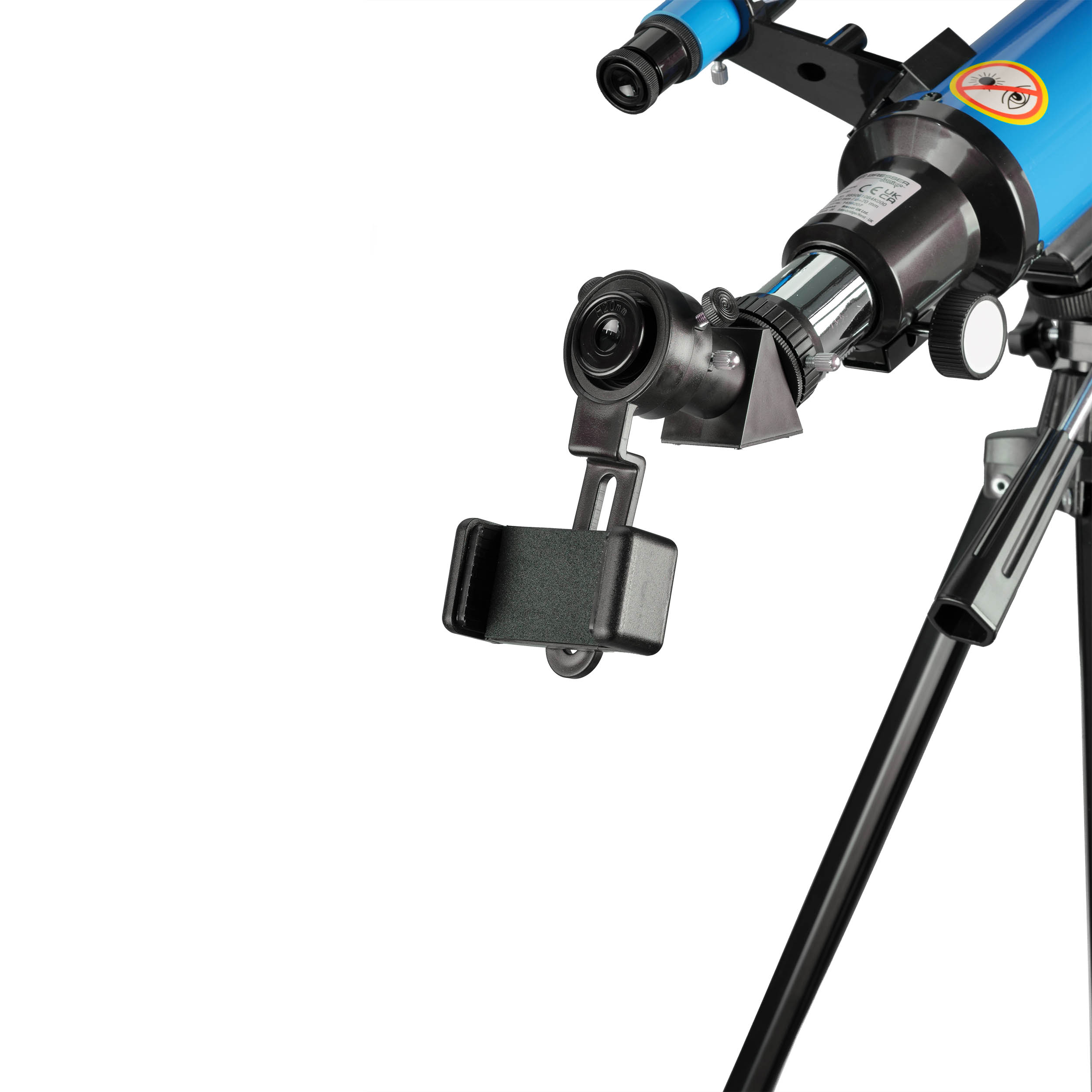 Telescopio azul en ángulo. Un trípode y accesorios. Primer plano de la lente y el soporte de montaje.