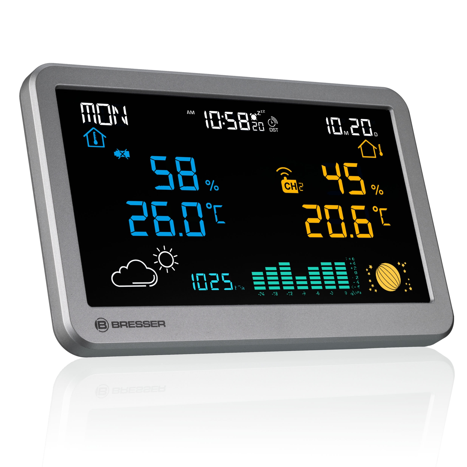 Estación meteorológica digital que muestra hora, temperatura, humedad e iconos del tiempo. Marco gris.