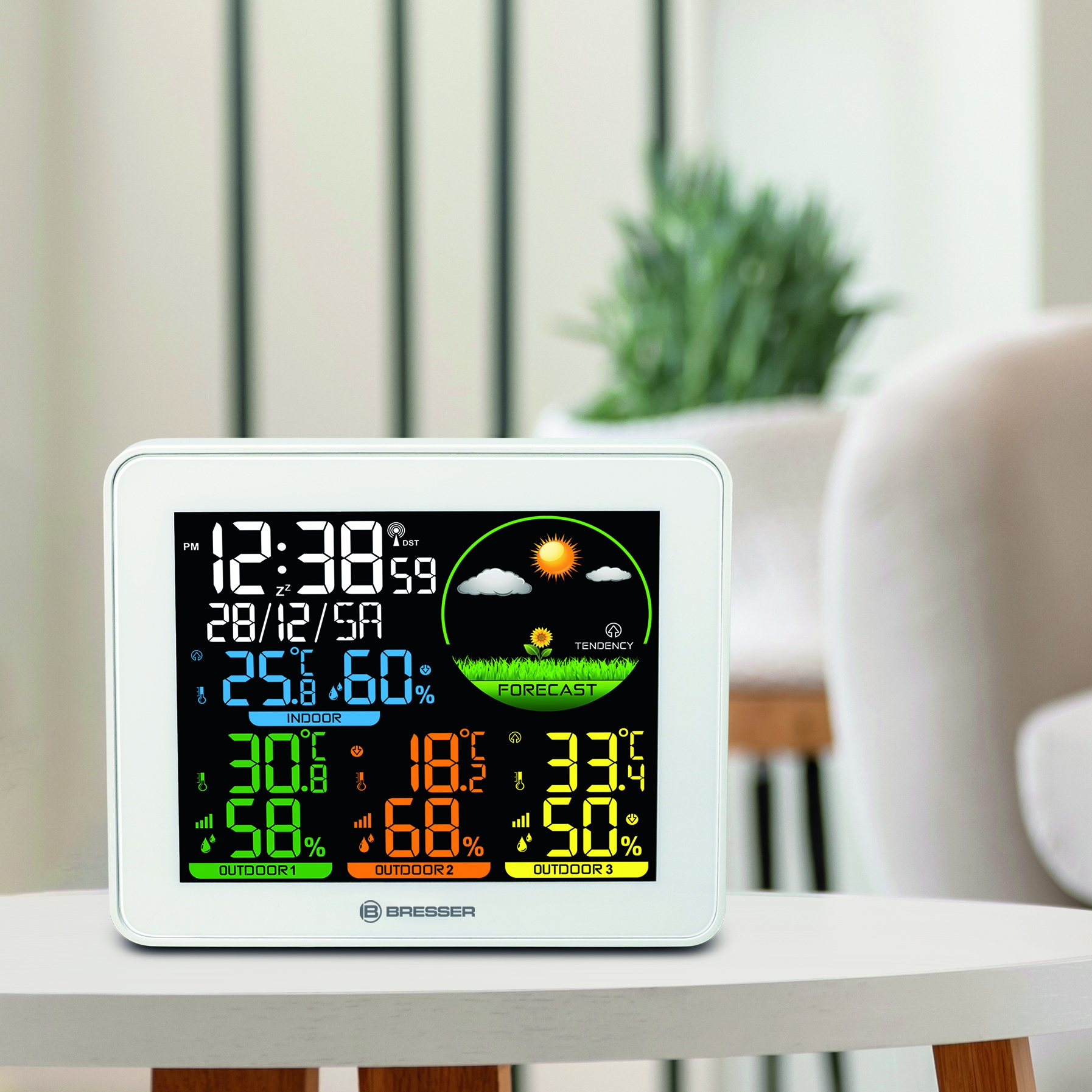 Una estación meteorológica digital blanca que muestra la hora, la fecha, la temperatura, la humedad y la información del pronóstico.