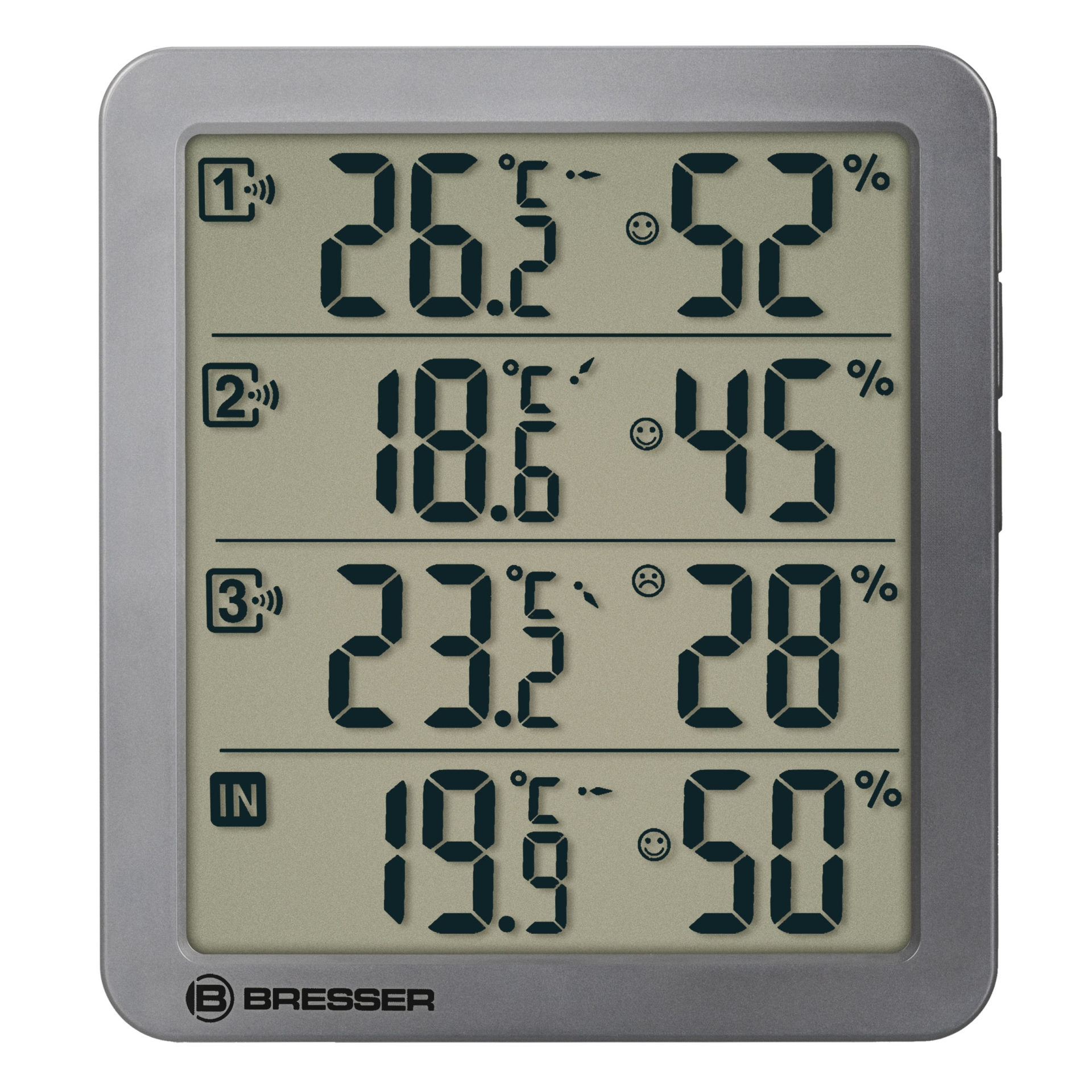 Un termómetro digital muestra 3 temperaturas, con porcentajes de humedad. El marco es plateado.