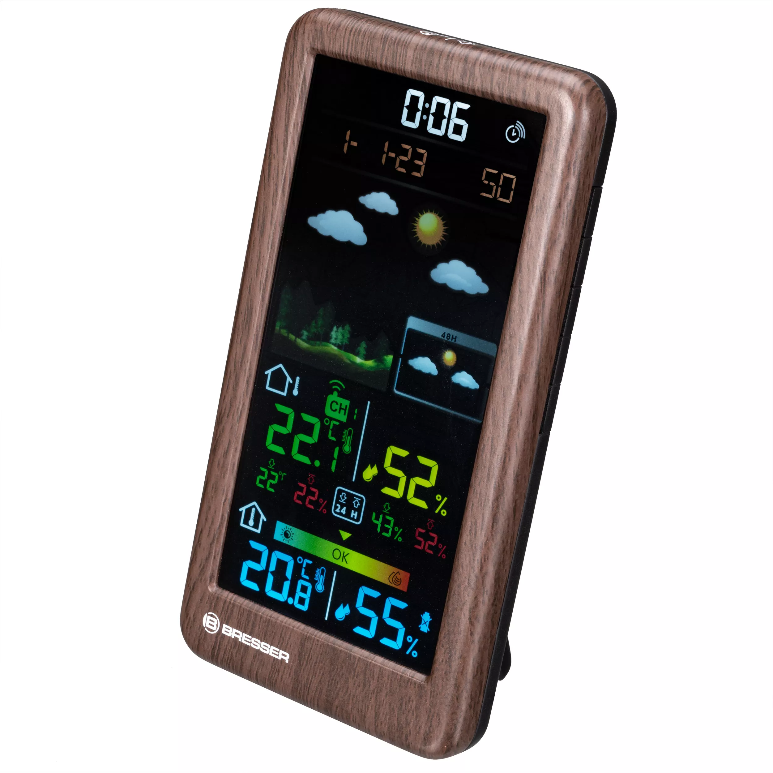 Una estación meteorológica digital con acabado de madera, mostrando hora, temperatura y humedad.