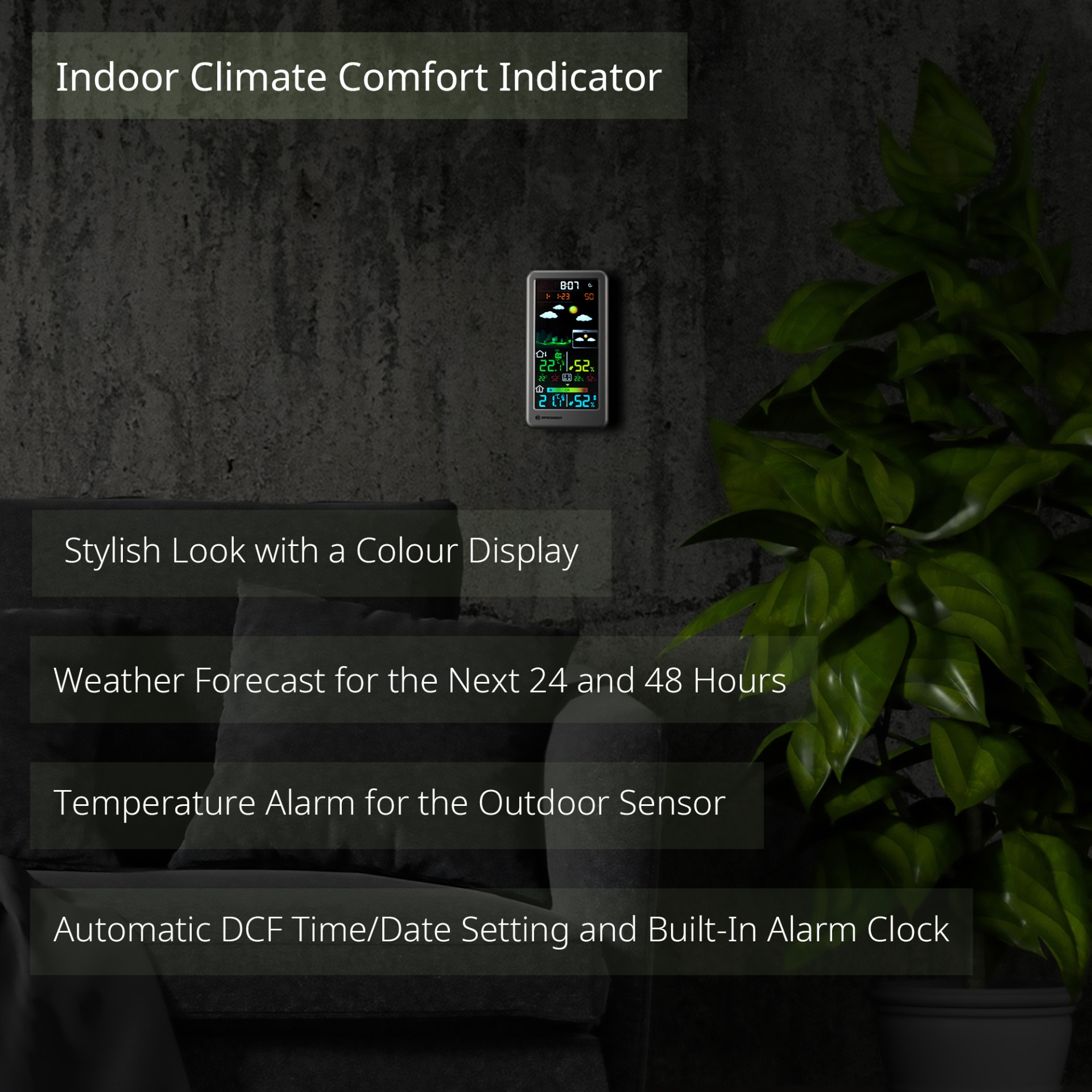 Estación meteorológica con pantalla que muestra detalles del clima y planta verde decorativa en el fondo.
