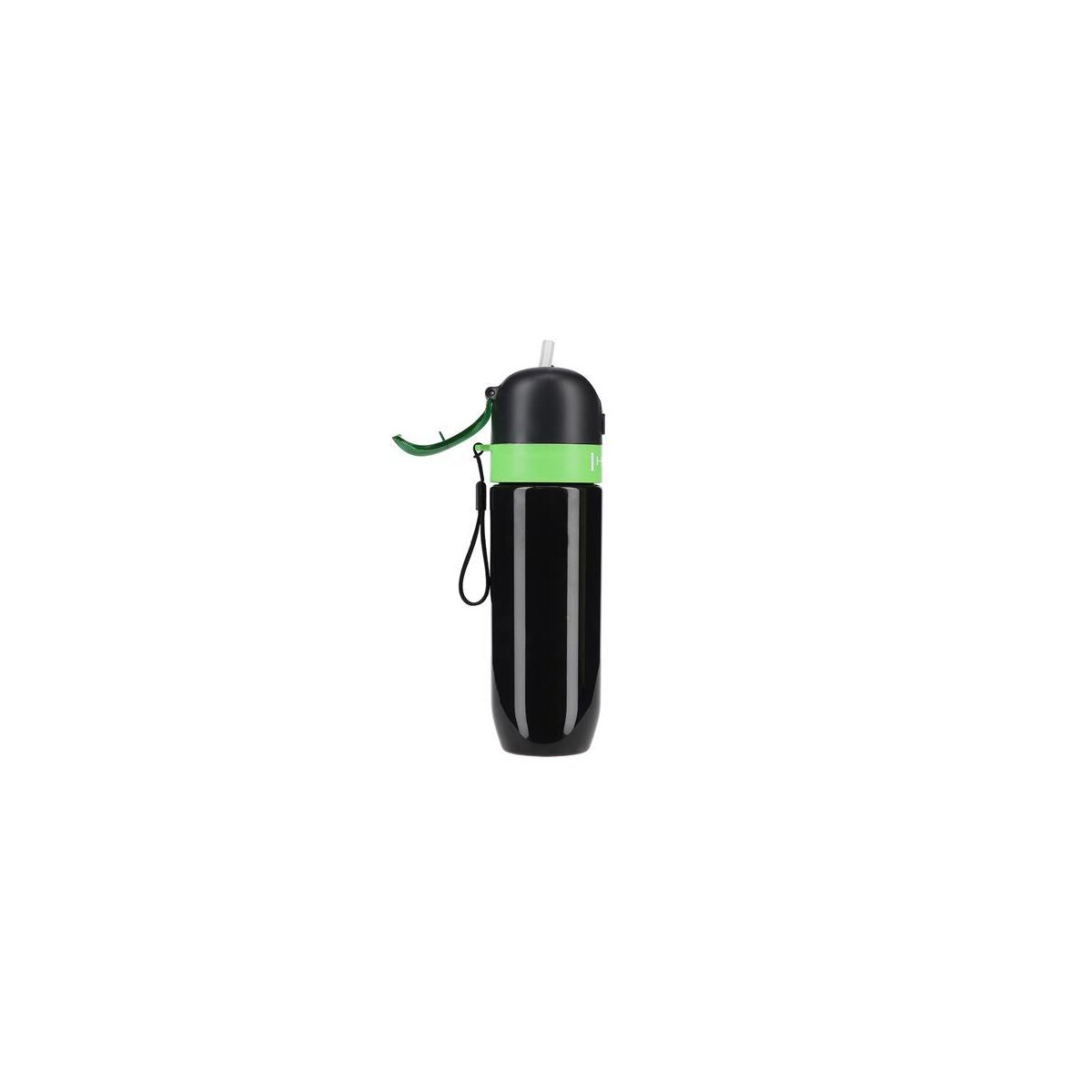 Eine schwarz-grüne Wasserflasche mit Strohhalm auf weißem Hintergrund.