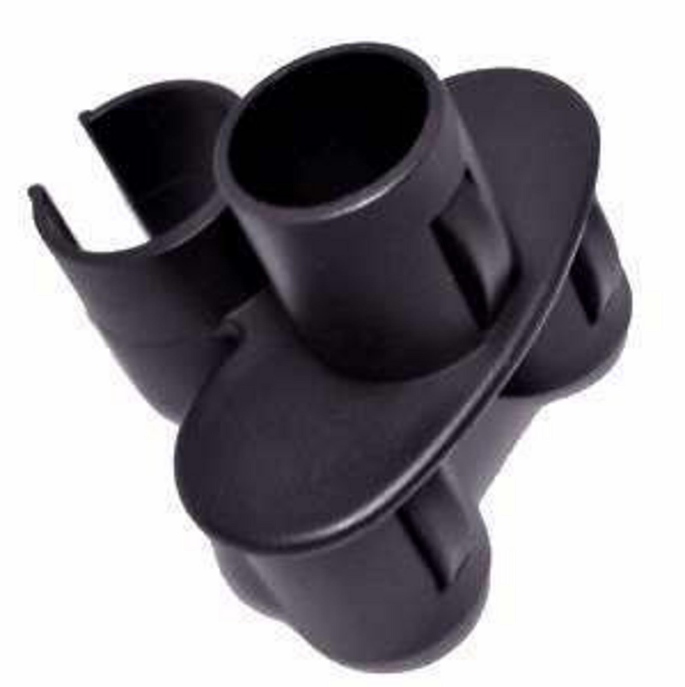 Czarny plastikowy łącznik. Dwa cylindry z elementem łączącym, na białym tle.