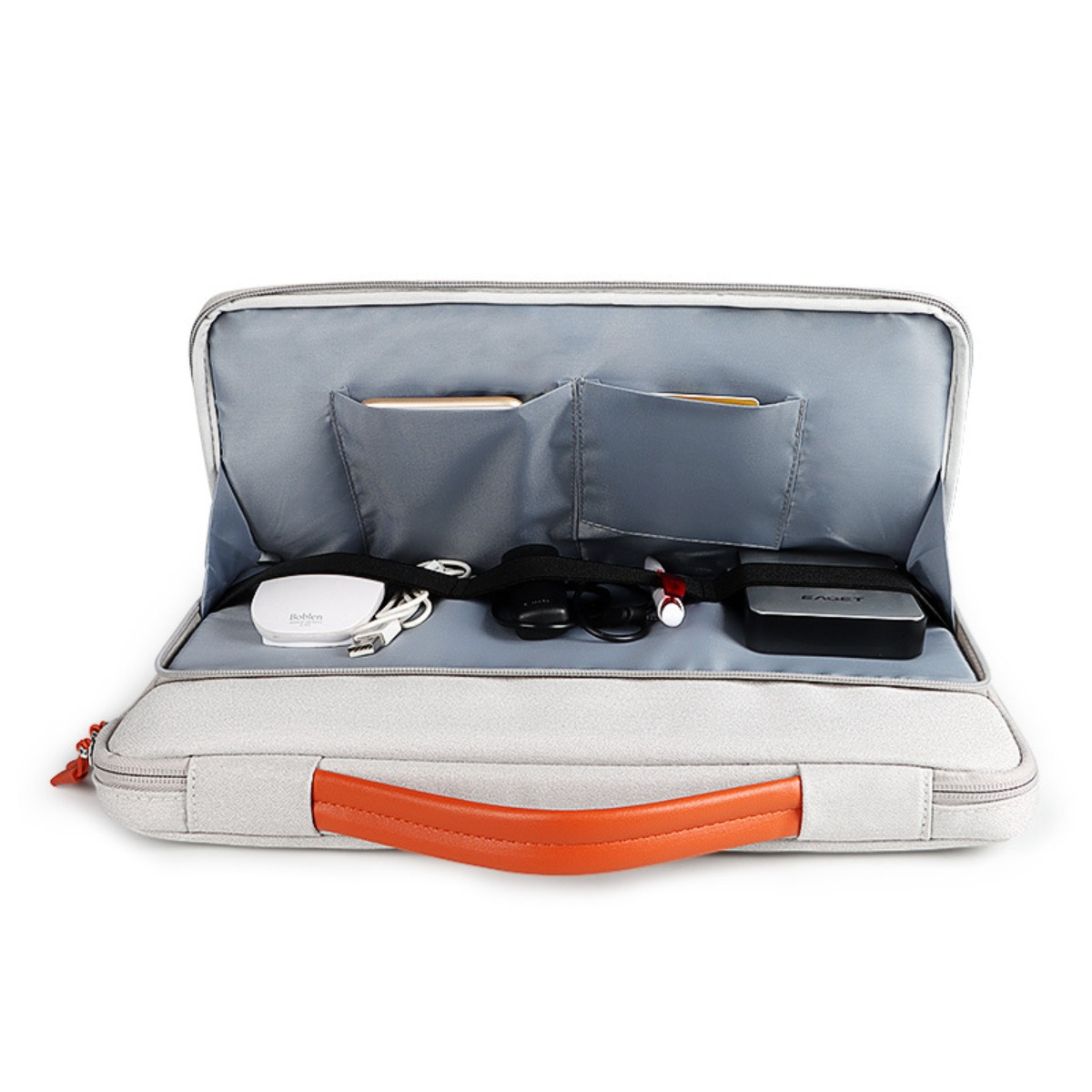 Offene Laptoptasche mit Zubehör. Weiße, schwarze und orangefarbene Objekte im grauen Inneren.