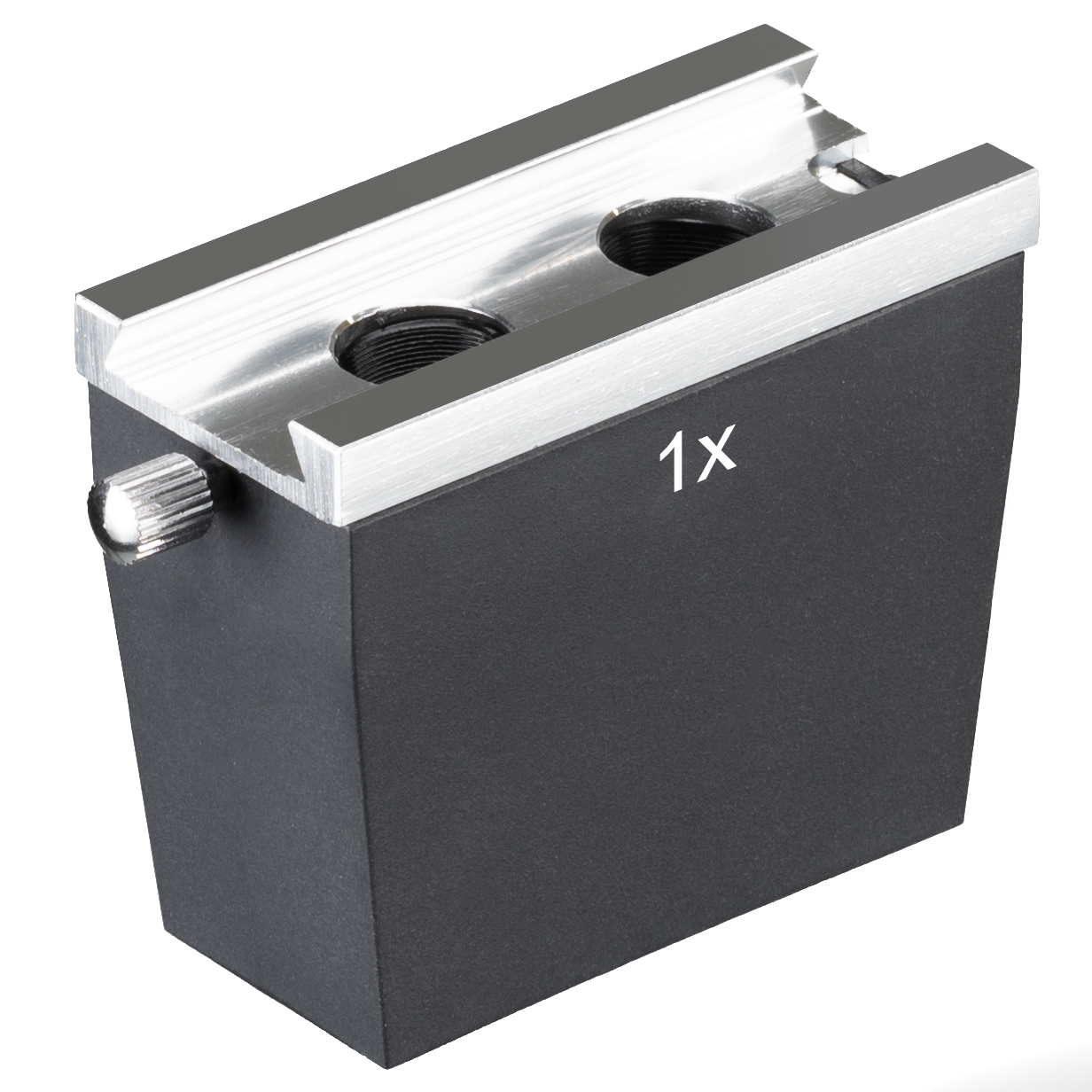 Un adaptador rectangular negro con dos agujeros y un tornillo, con la etiqueta '1x'.