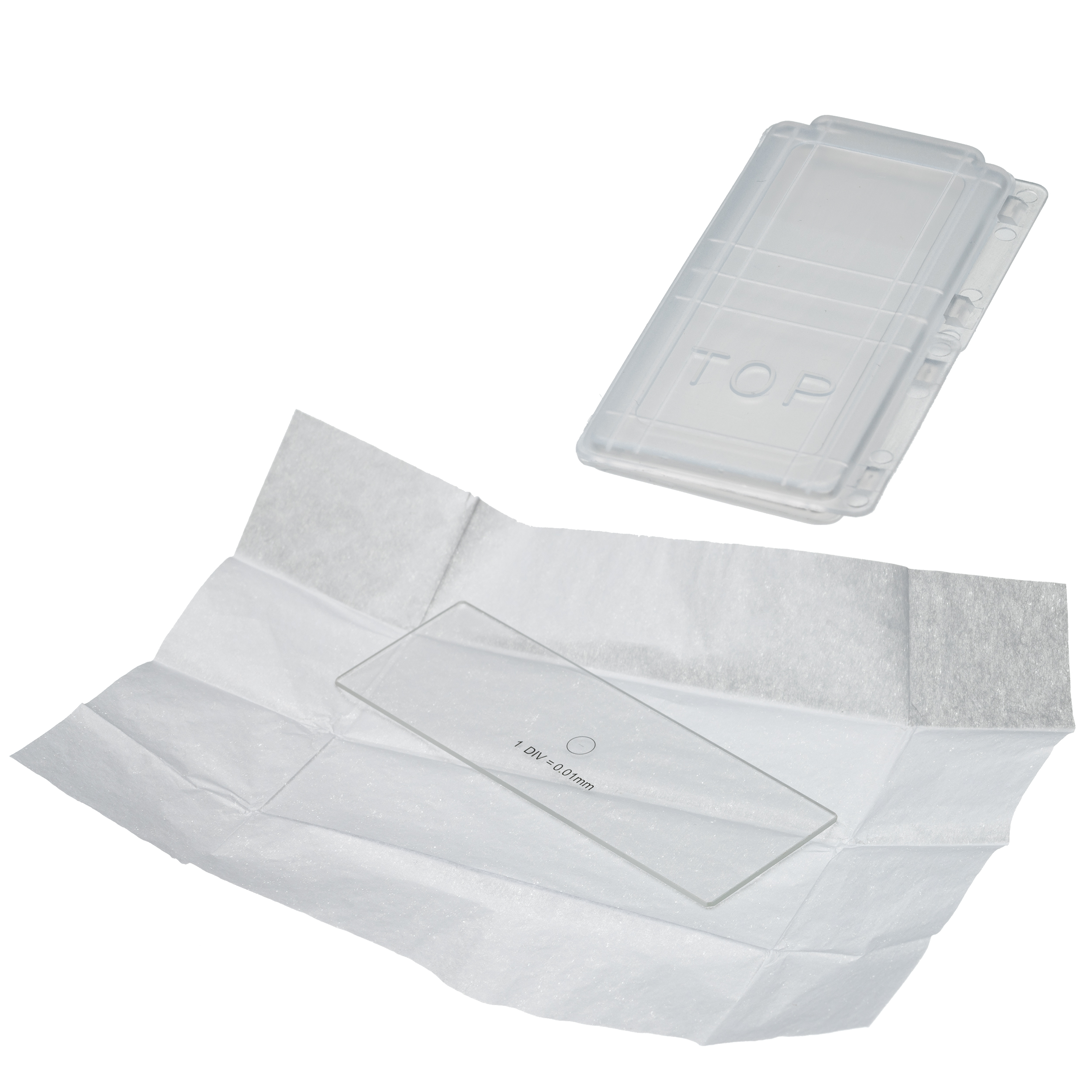 Portaobjetos y cubreobjetos en una caja de plástico transparente, sobre un fondo blanco.