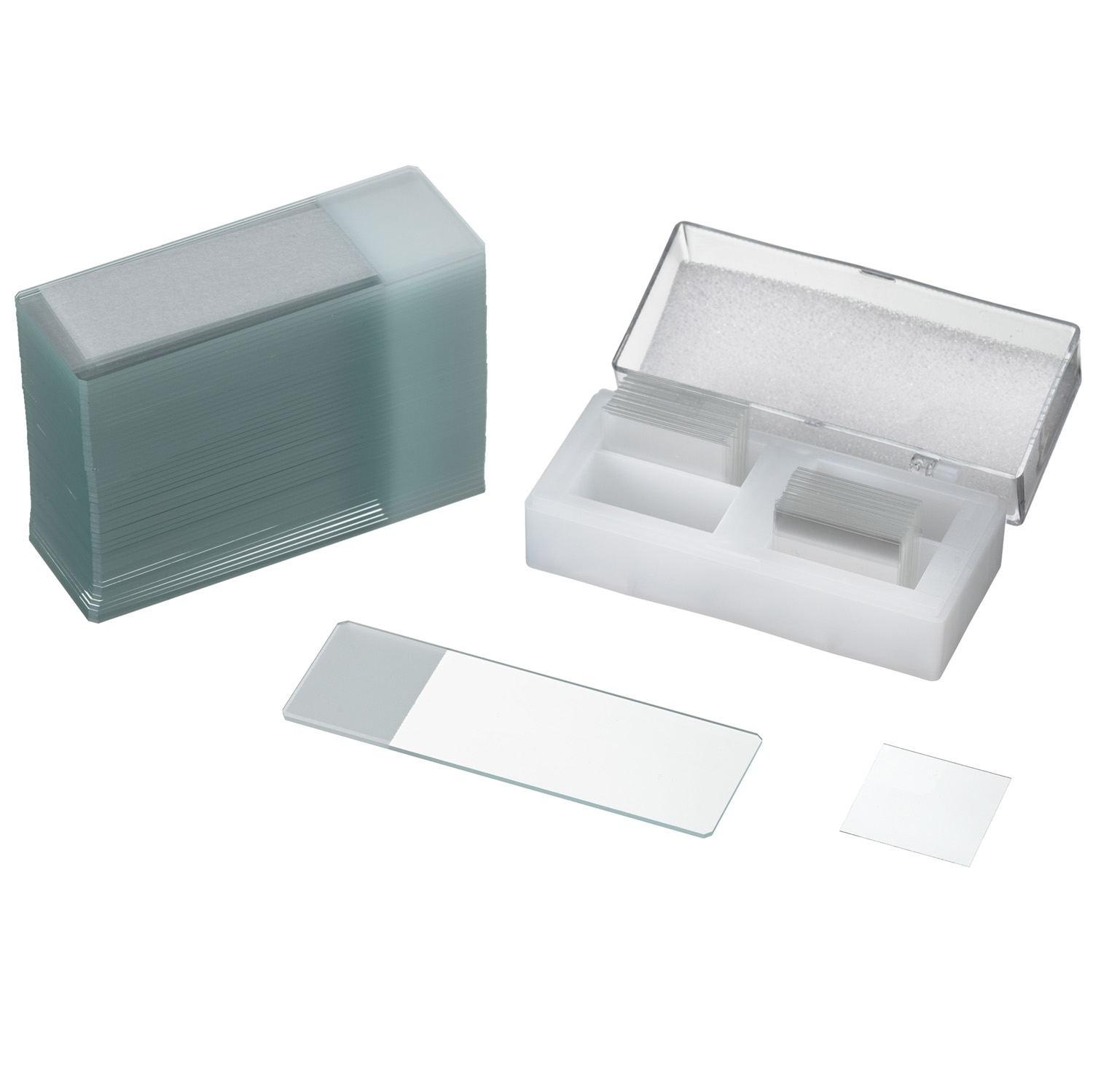 Portaobjetos de microscopio, apilados y en un estuche, con un portaobjetos y cubreobjetos individuales.