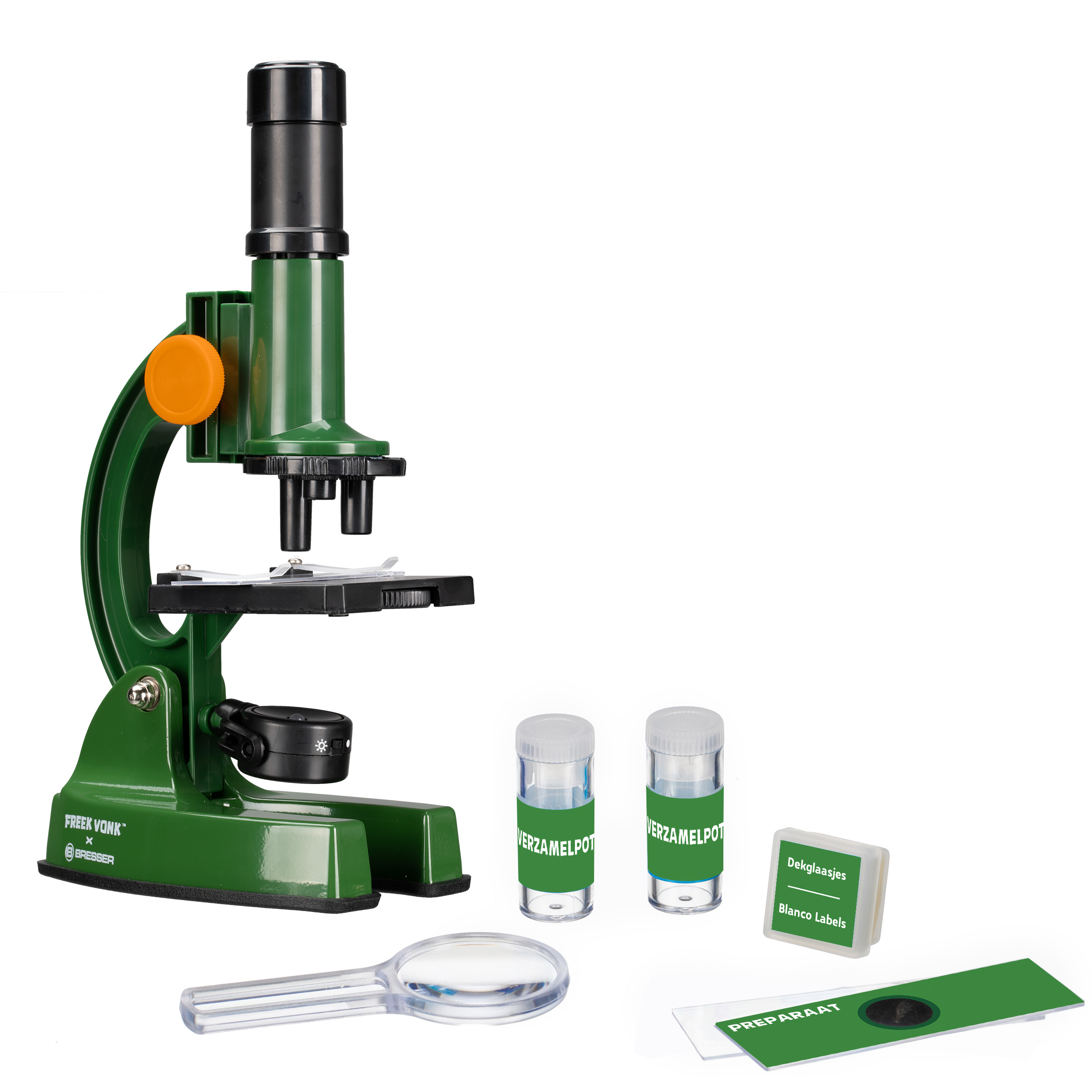 Microscopio verde con portaobjetos, etiquetas y una lupa. La marca es Bresser.