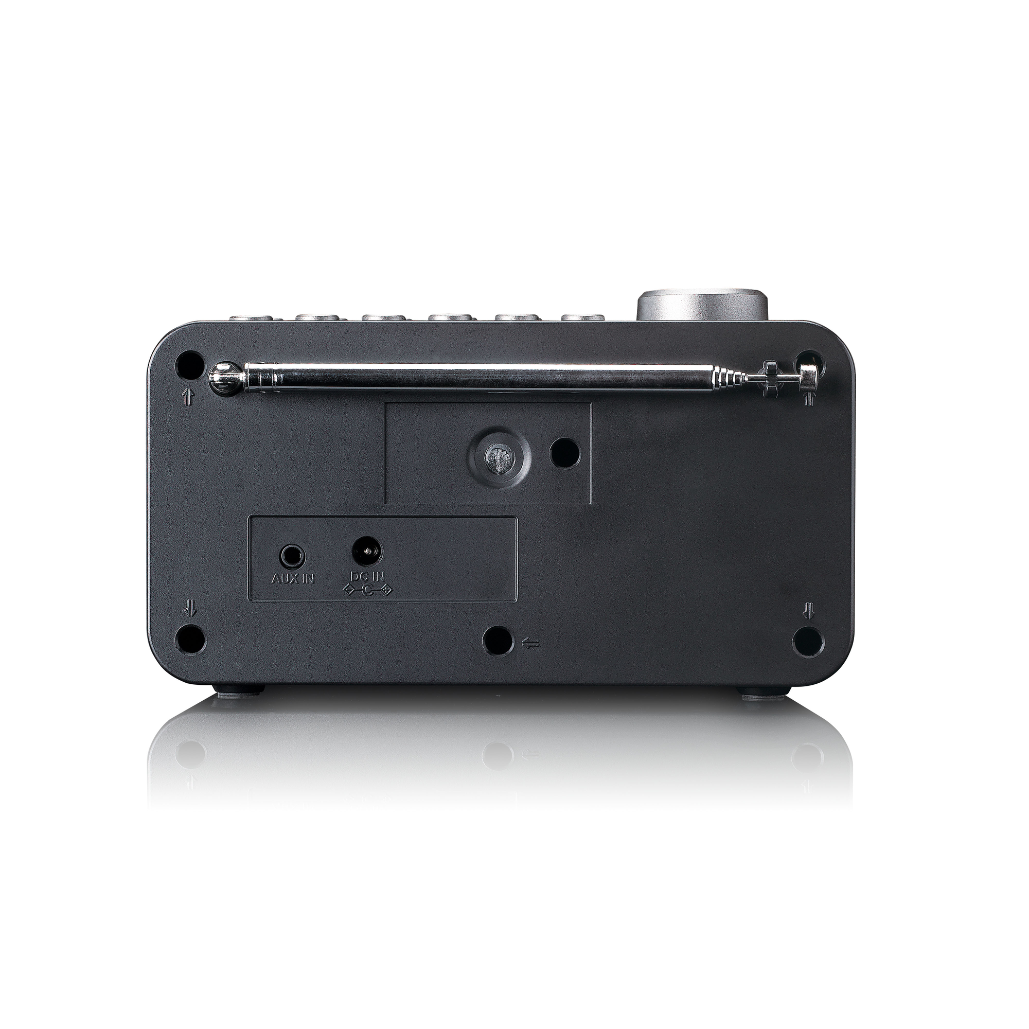 Czarne radio, widok z tyłu. Wejście AUX IN i DC IN. Białe tło.