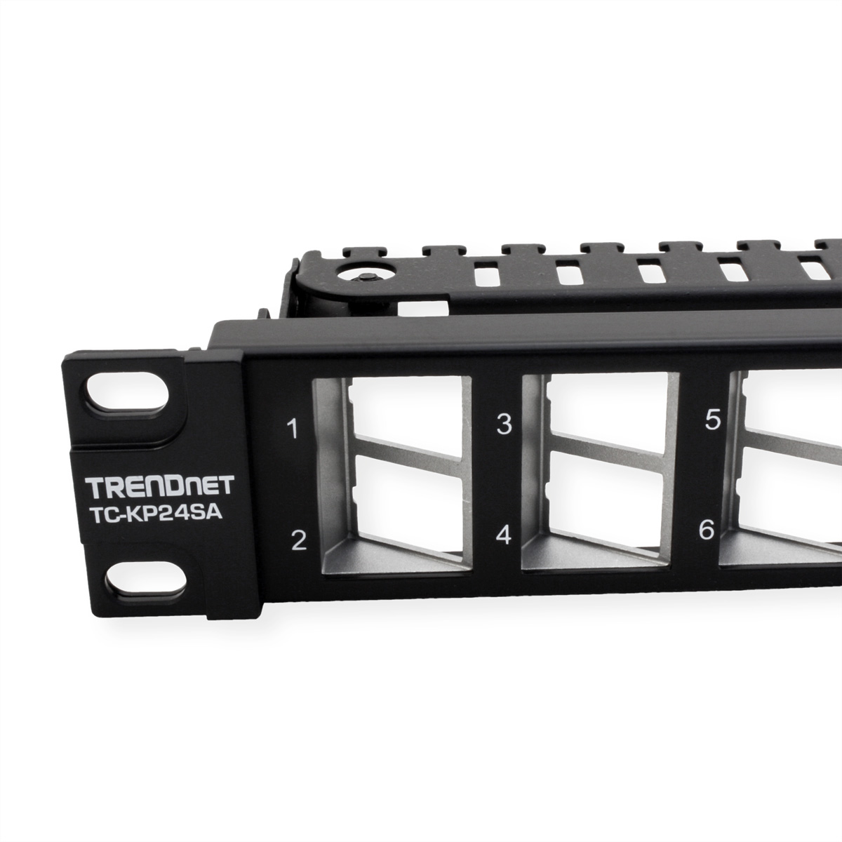 Schwarzes TRENDnet TC-KP24SA Patchpanel mit 6 nummerierten Anschlüssen. Text steht links.