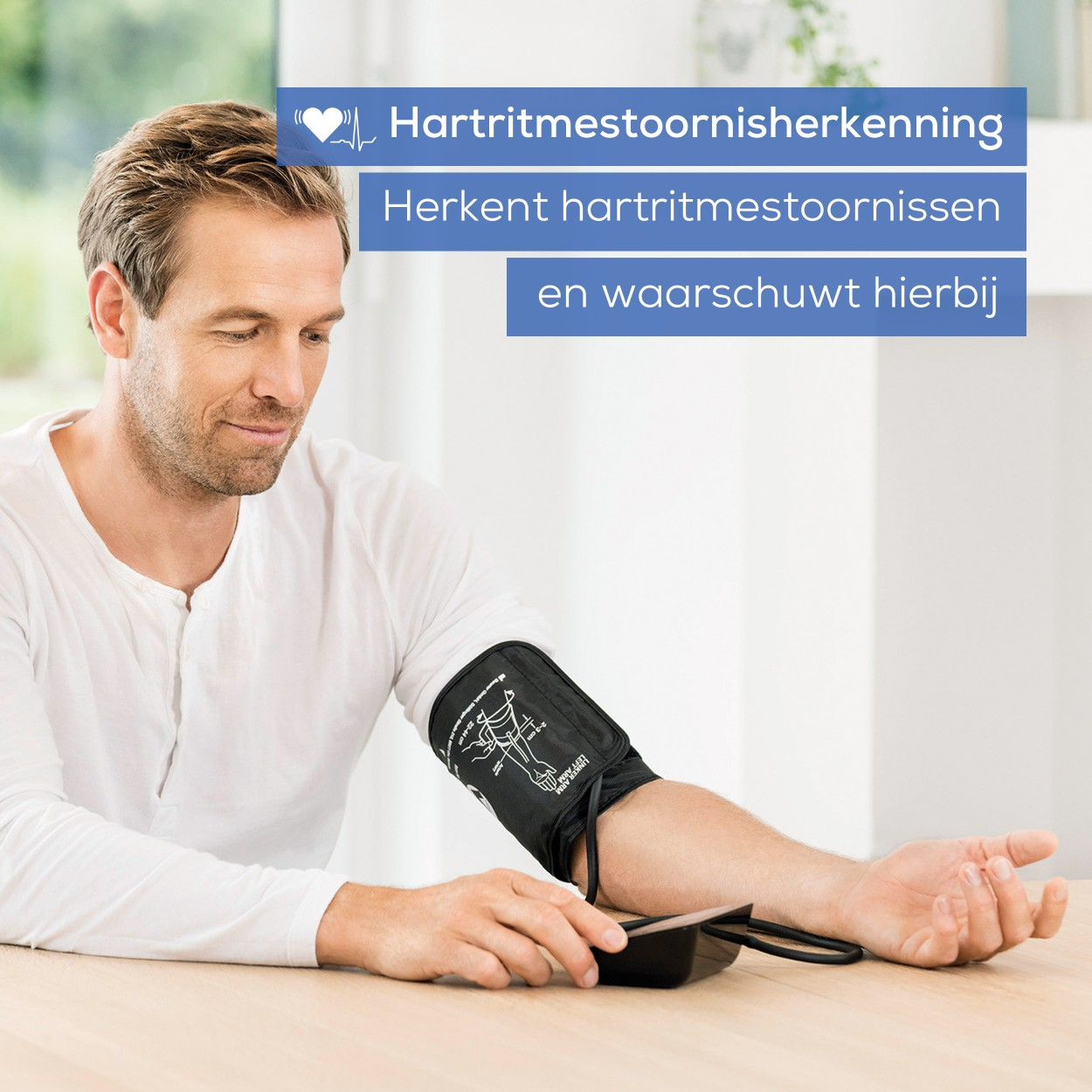 Hombre se mide la presión arterial con un manguito. Texto: Hartritmestoornisherkenning.