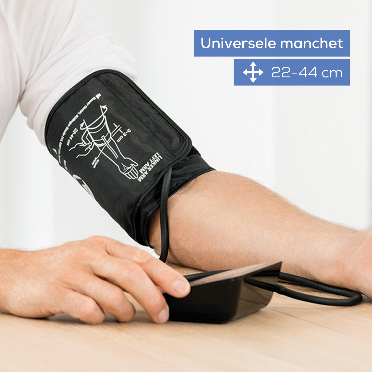 Una persona con un manguito de presión arterial negro en el brazo.