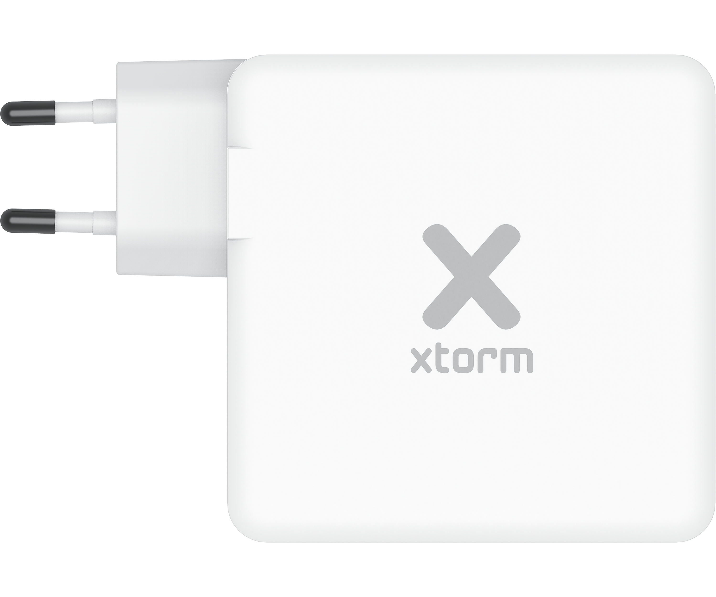 Ein weißes Netzteil mit einem grauen X-Logo und dem Text 'xtorm' auf der Vorderseite, vor schwarzem Hintergrund.