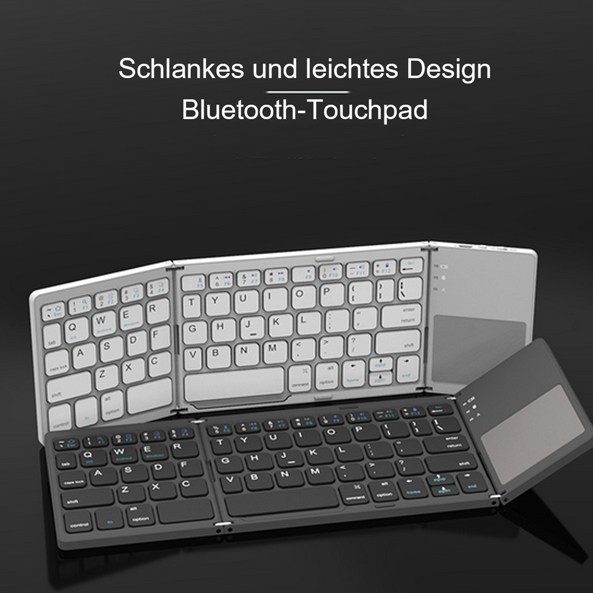 Faltbare Tastatur in Schwarz und Silber. Geöffnet, abgewinkelt, auf reflektierender Oberfläche.