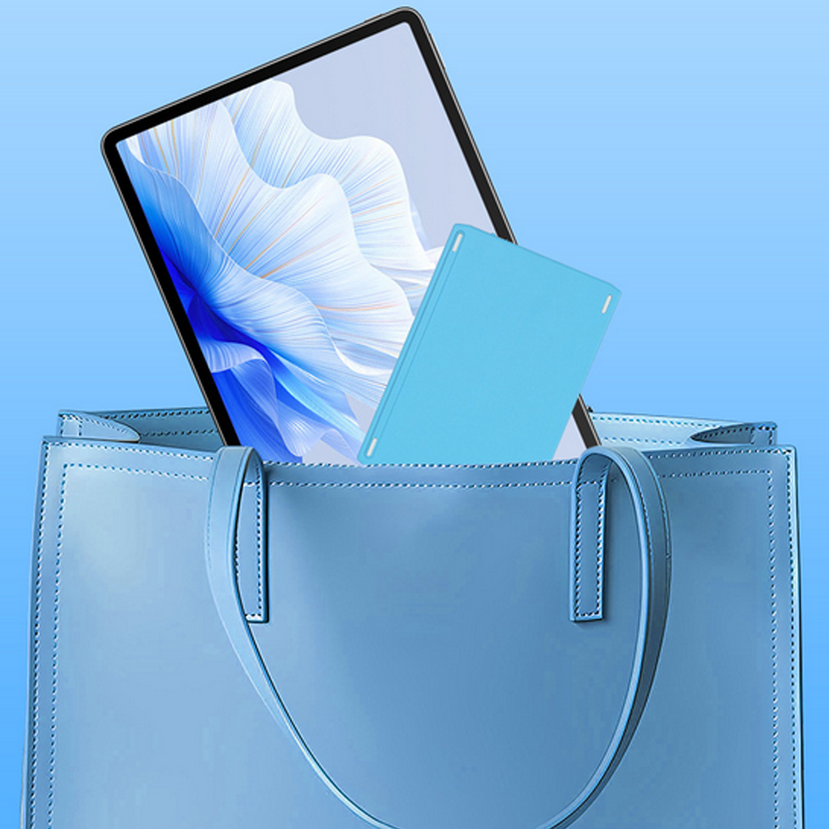 Eine blaue Tasche enthält ein Tablet und eine blaue Hülle. Der Hintergrund ist ein blauer Farbverlauf.
