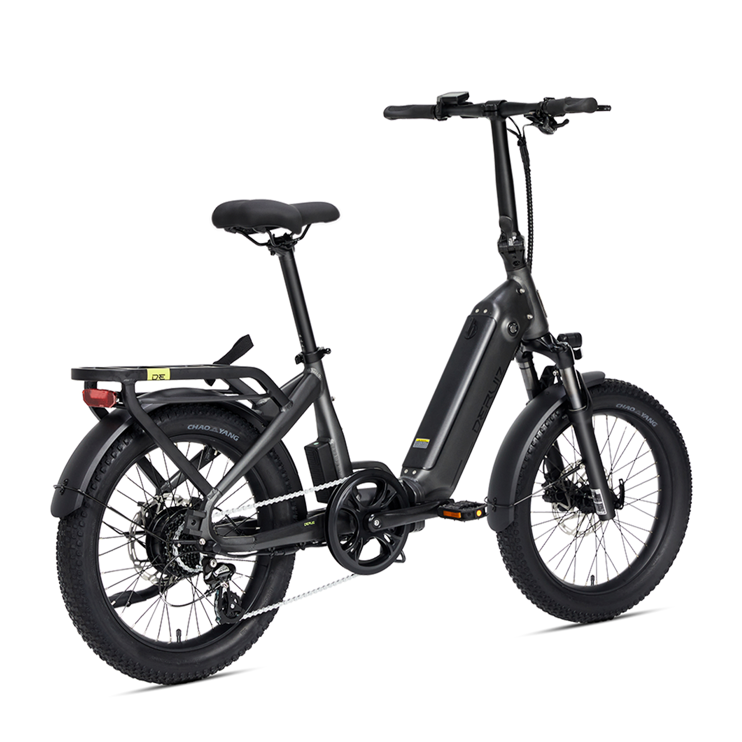 Ein schwarzes Elektro-Klappfahrrad mit breiten Reifen auf weißem Grund.