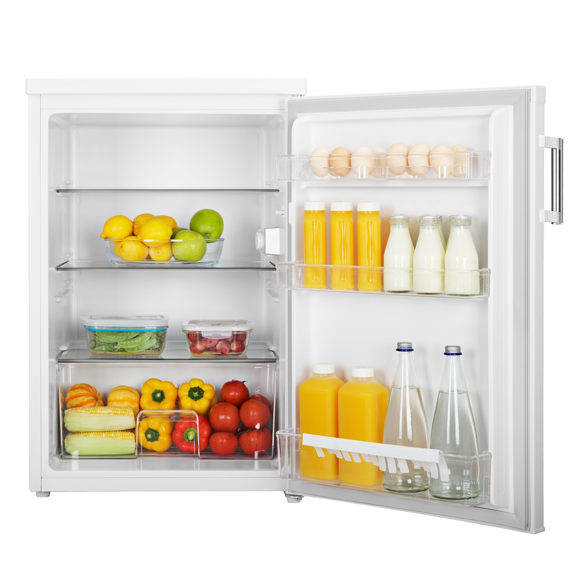 Otwarta lodówka wypełniona produktami spożywczymi, w tym warzywami i napojami. Białe tło.