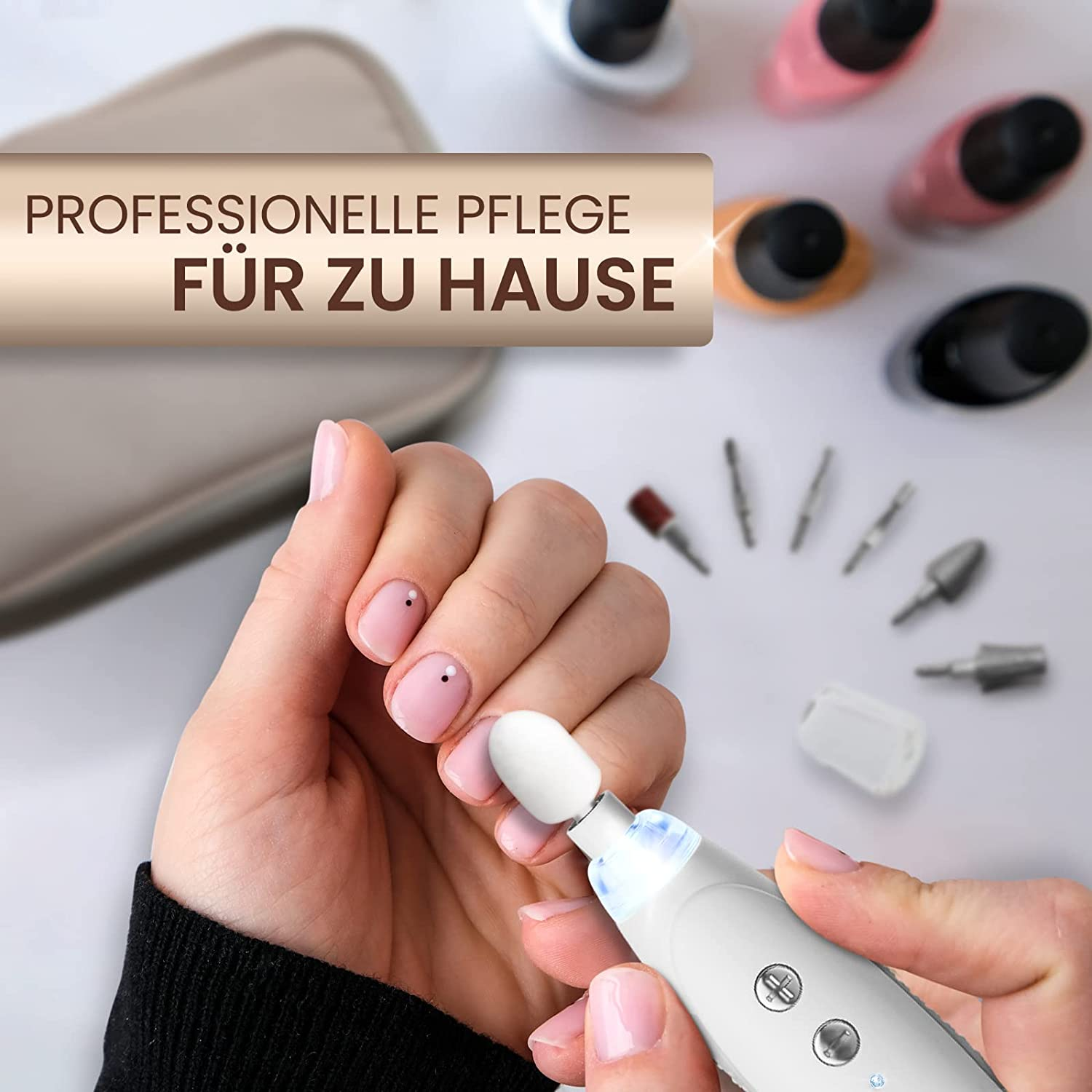 Nahaufnahme einer Hand, die eine Maniküre durchführt, mit Nagellackflaschen im Hintergrund.