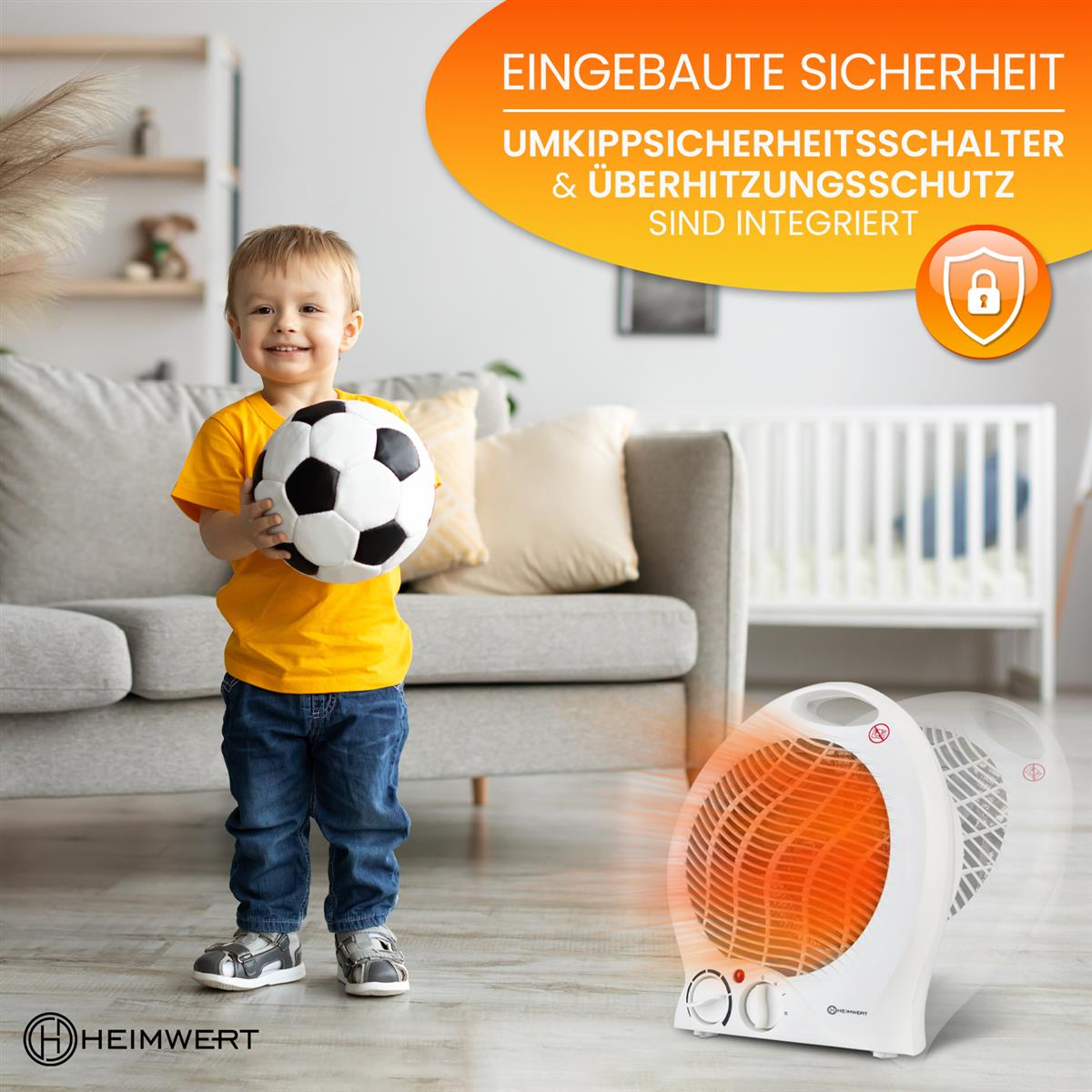 Ein Junge hält einen Fußball vor einem weißen Heizlüfter. Eine Couch und ein Babybett im Hintergrund.