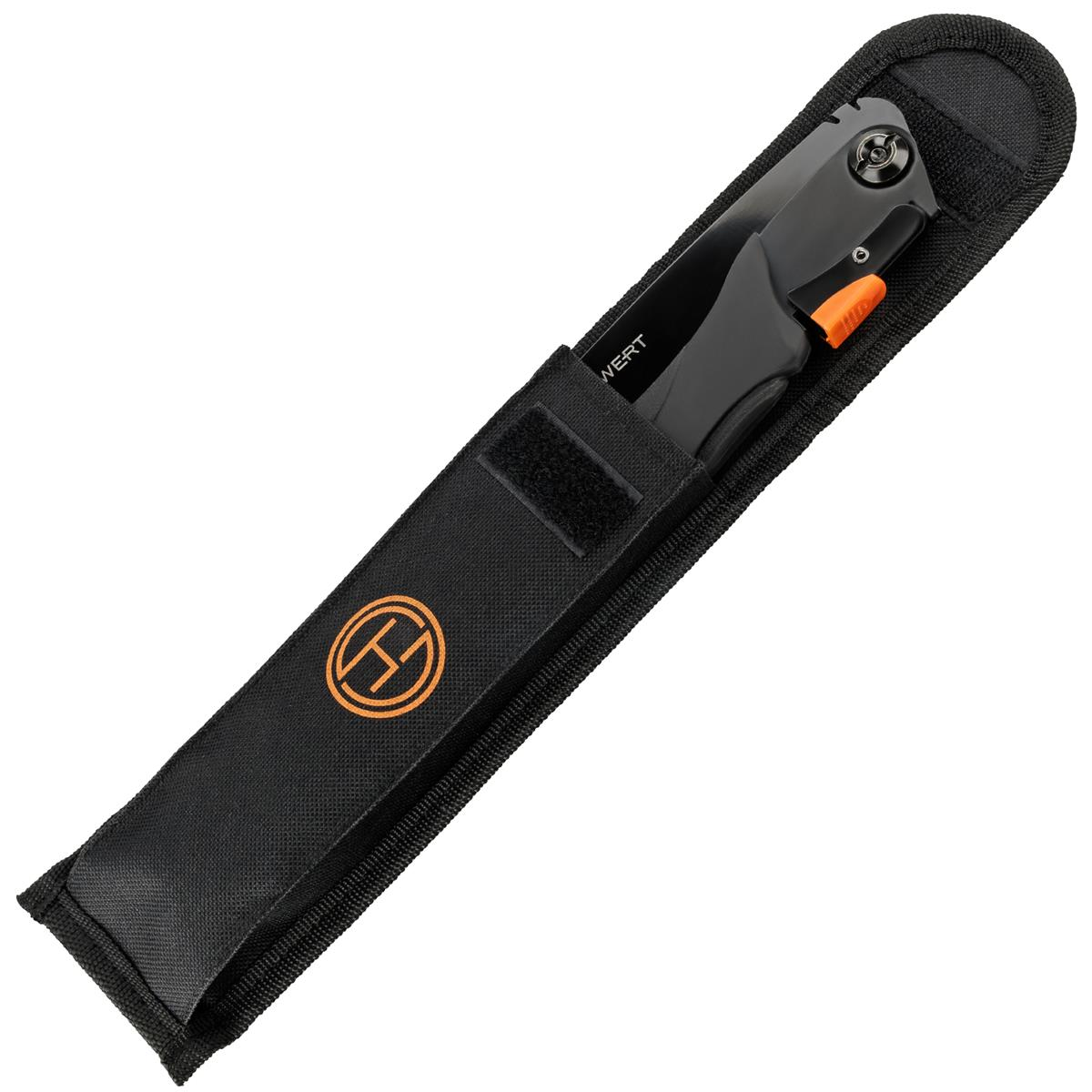 Eine schwarze Säge in einer schwarzen Scheide. Die Scheide hat ein orangefarbenes Logo.