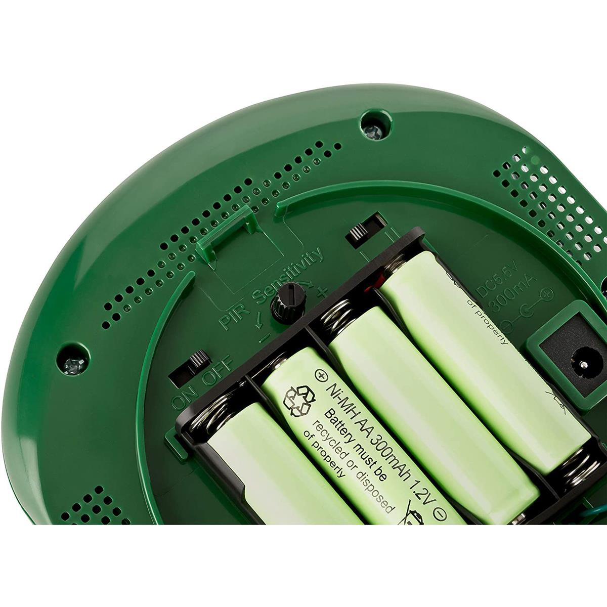 Grünes Gerät mit Batterien im Inneren. Nahaufnahme.