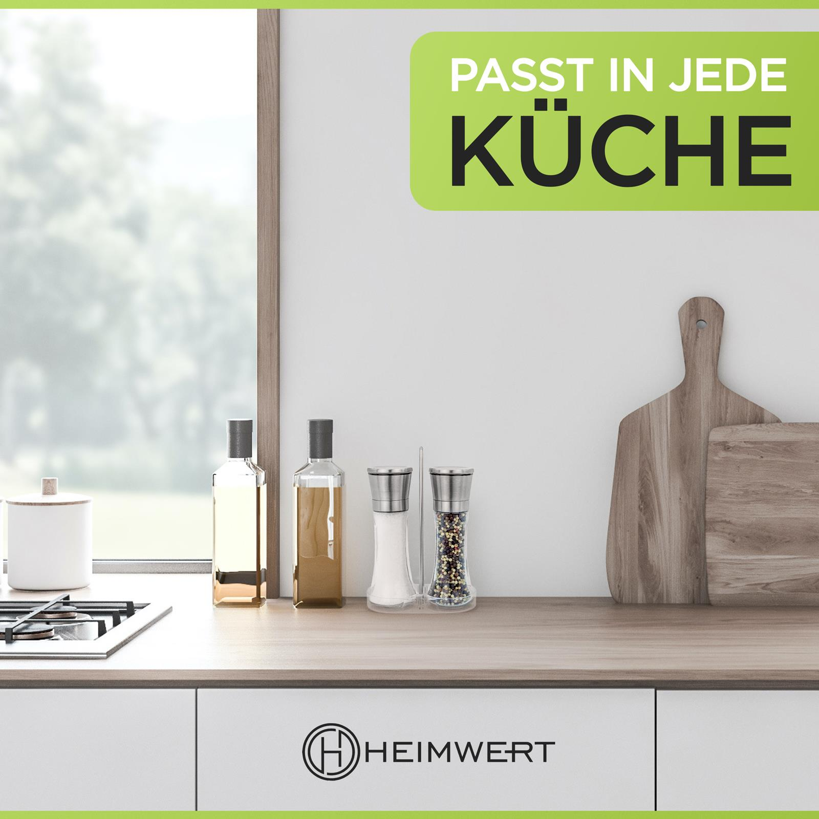 Küchenarbeitsplatte mit Flaschen, Salz- und Pfefferstreuern und Schneidebrettern.
